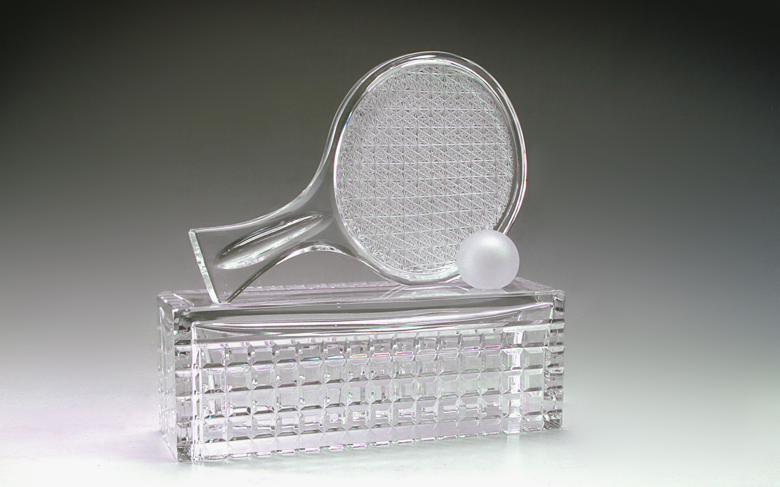 Хрустальная теннисная награда на сером фоне