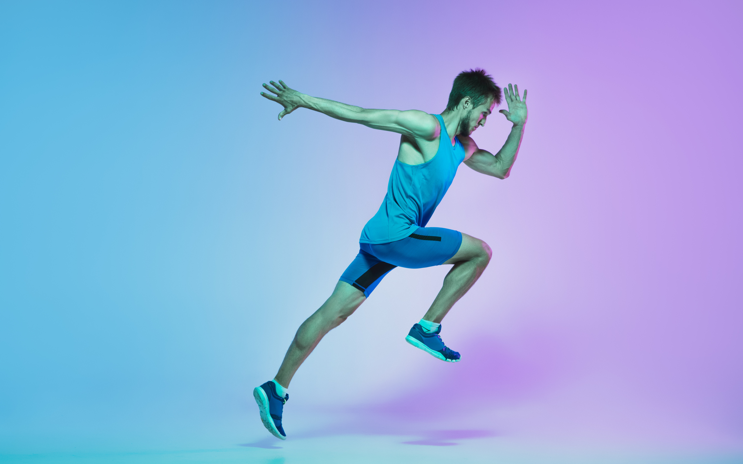 Мужчина бегун позирует для фото 