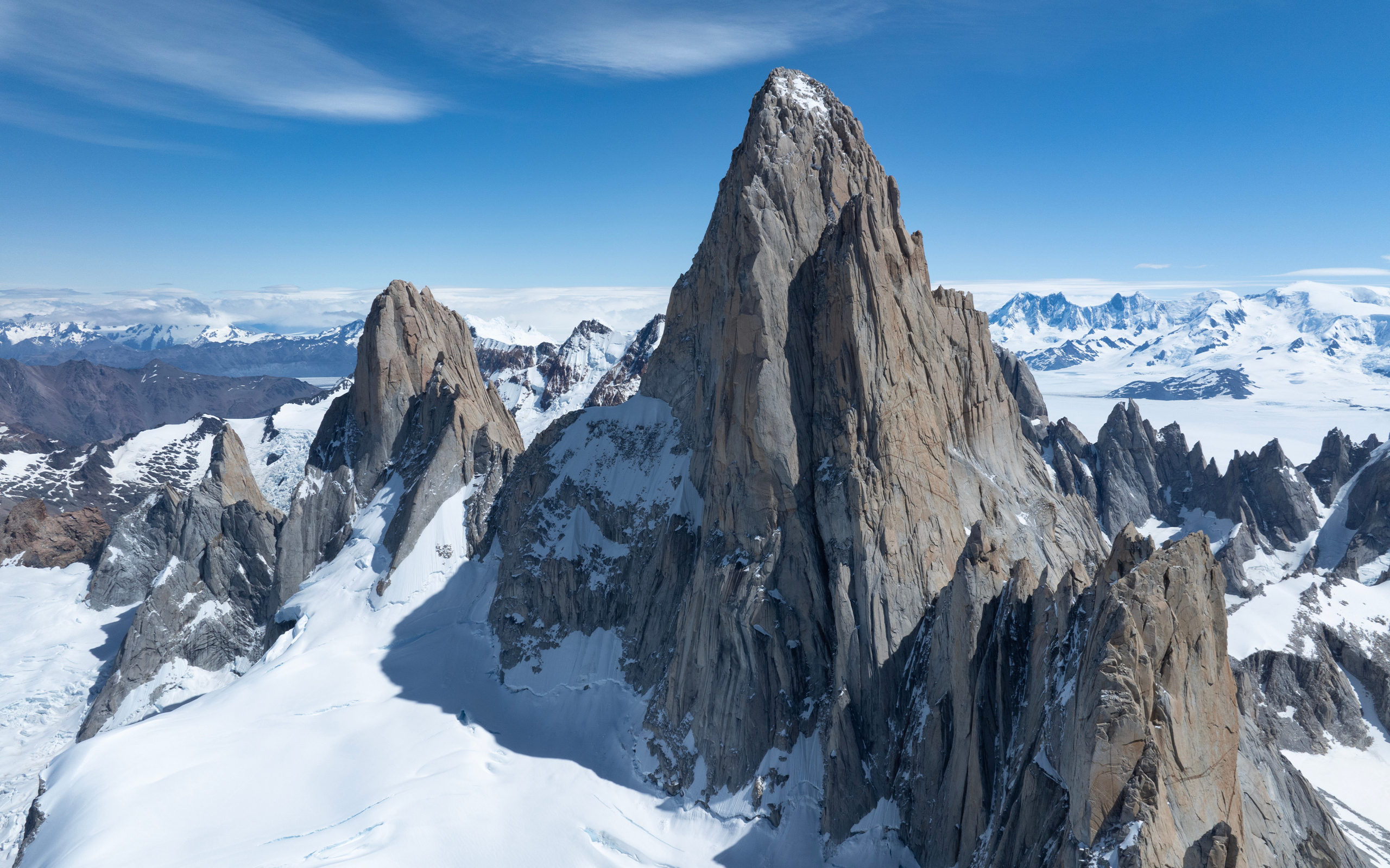 Горная вершина Фицрой под голубым небом, Аргентина