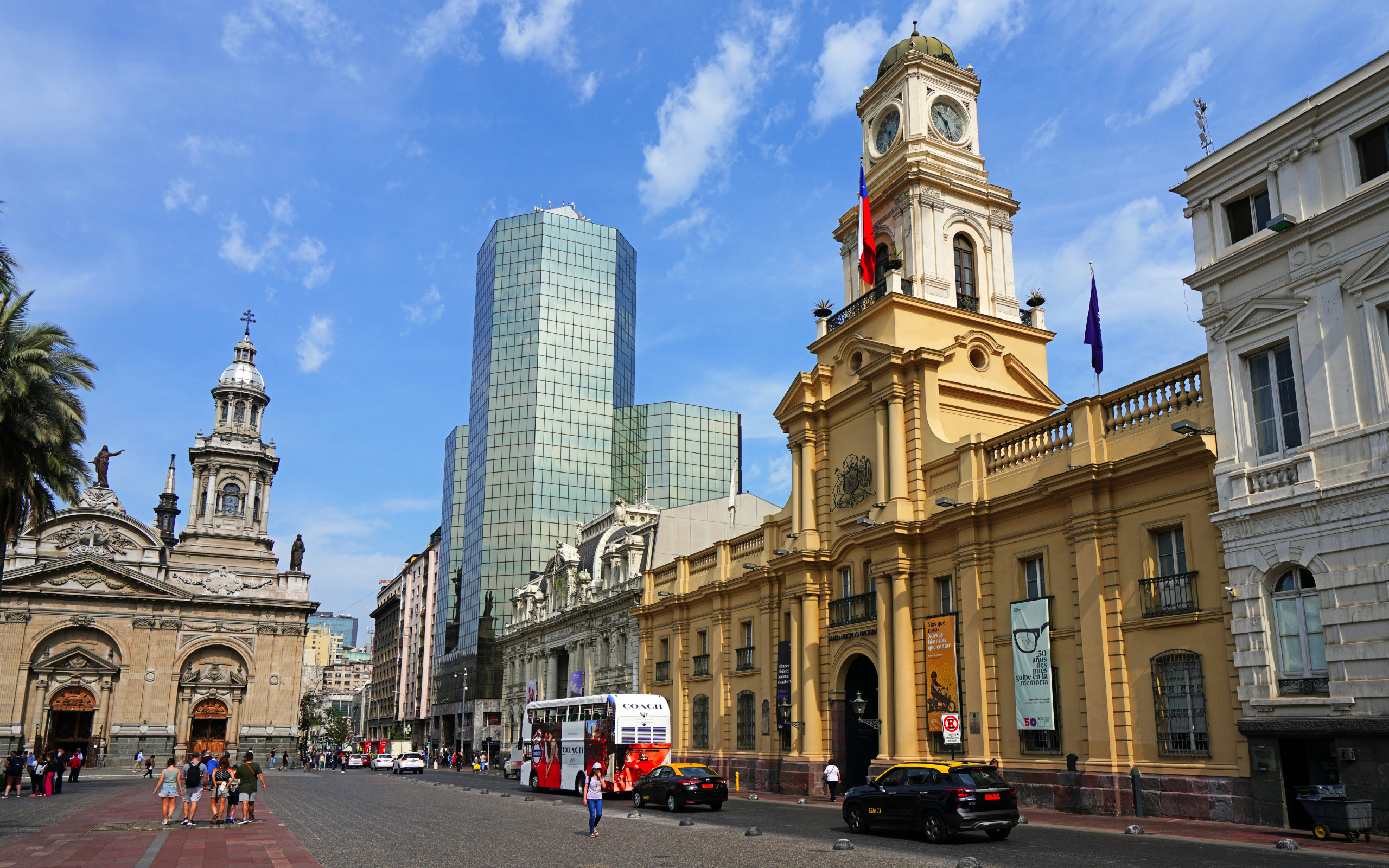 Башни и дома на улице в городе Сантьяго, Чили