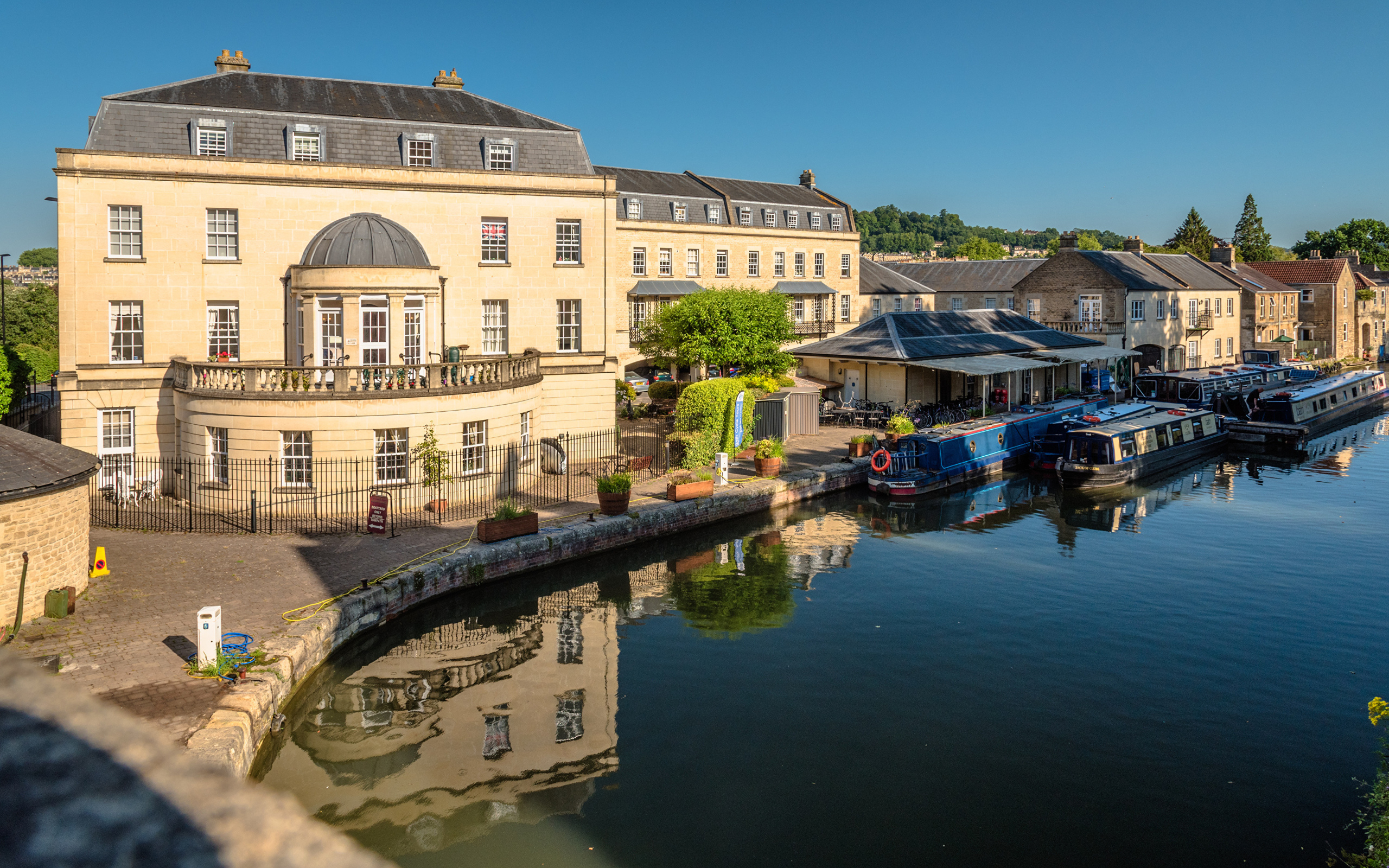 Дома у водного канала города Бат, Англия