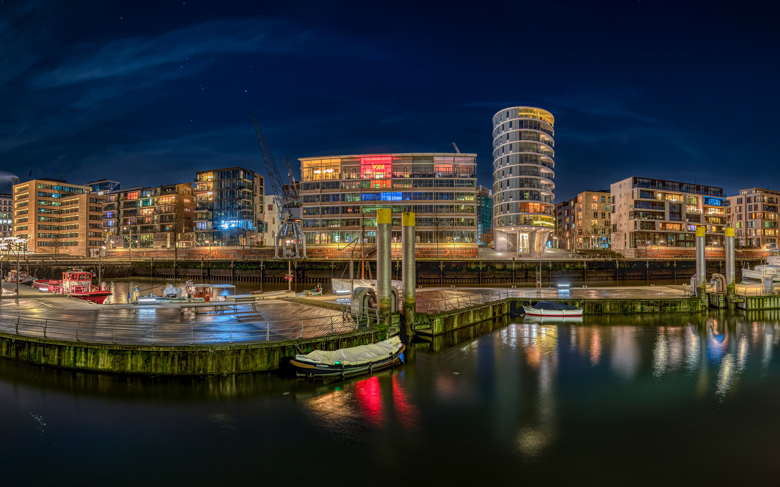 Дома у причала в городе Гамбург, Германия