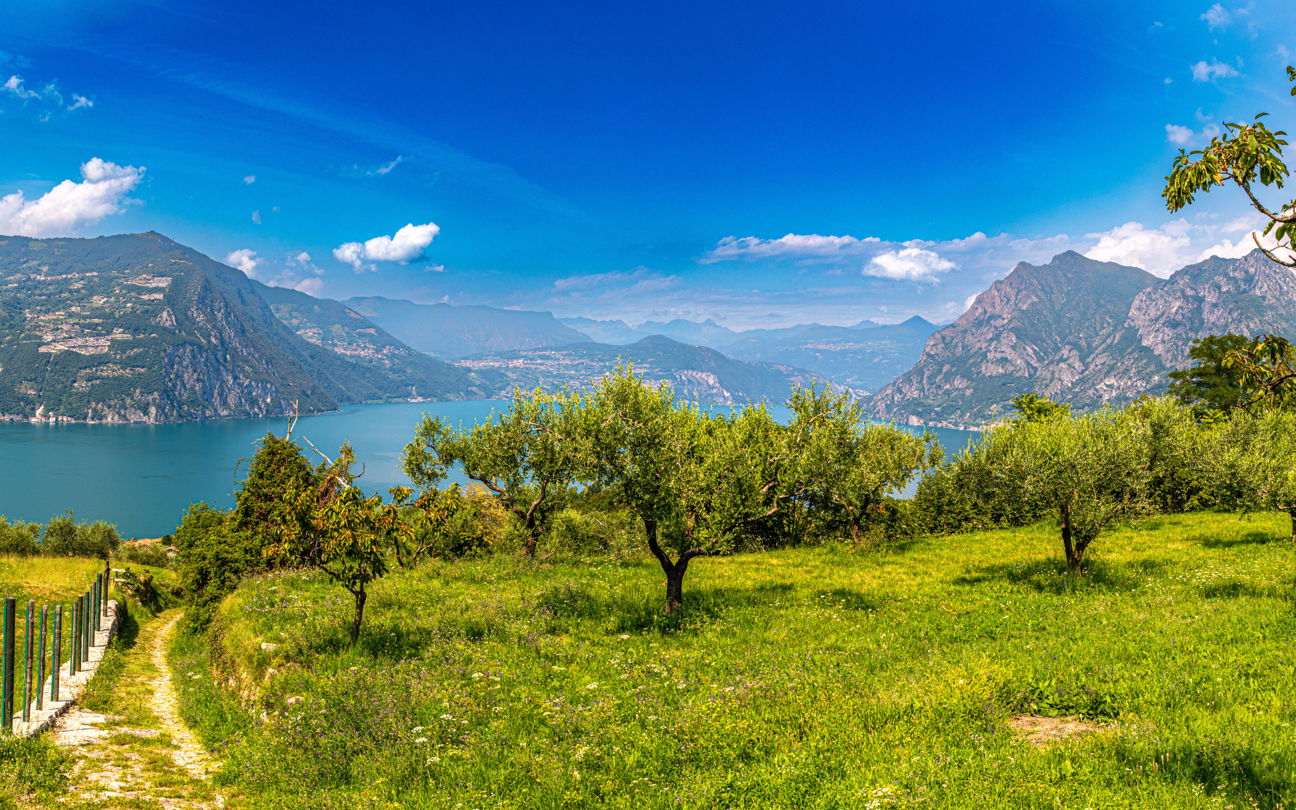 Красивый горный пейзаж у озера, Италия