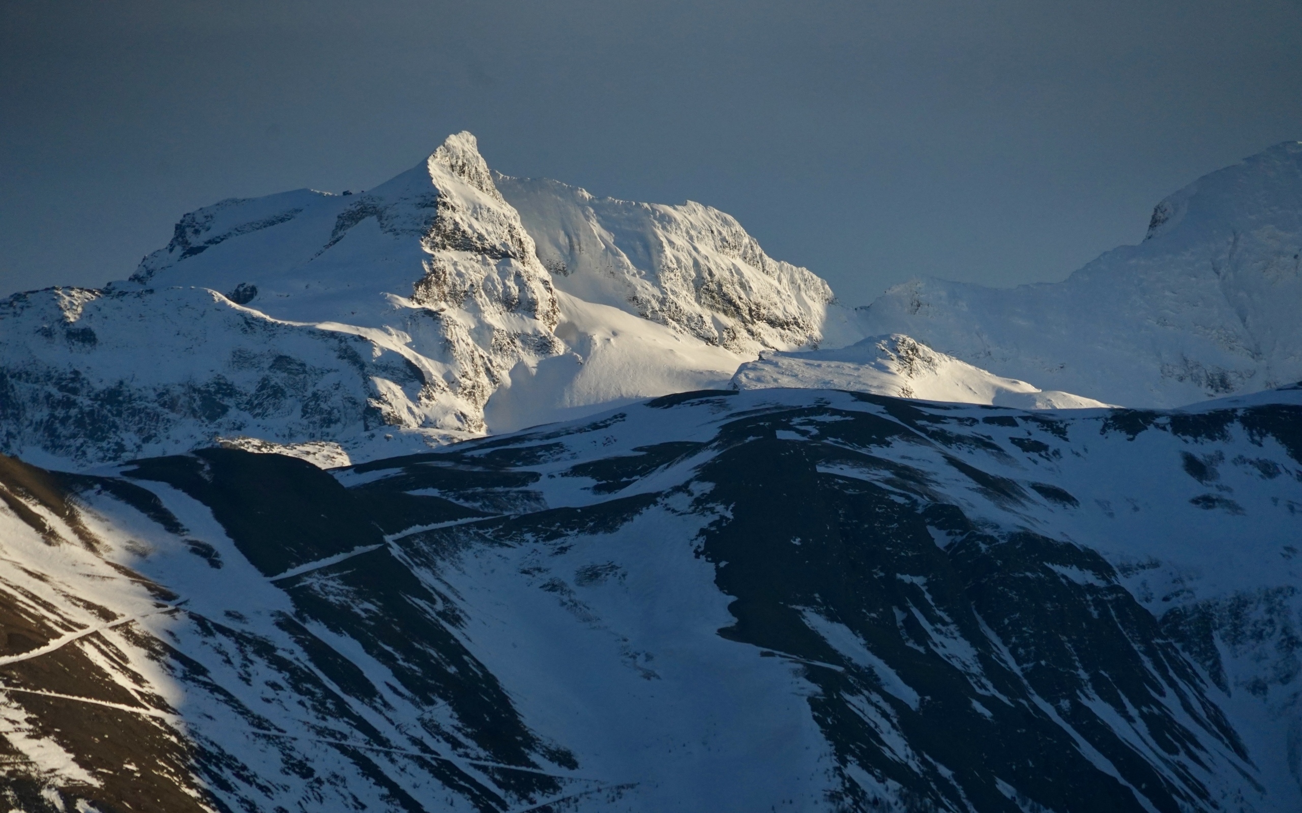 Заснеженная вершина Вале  в лучах солнца, Швейцария