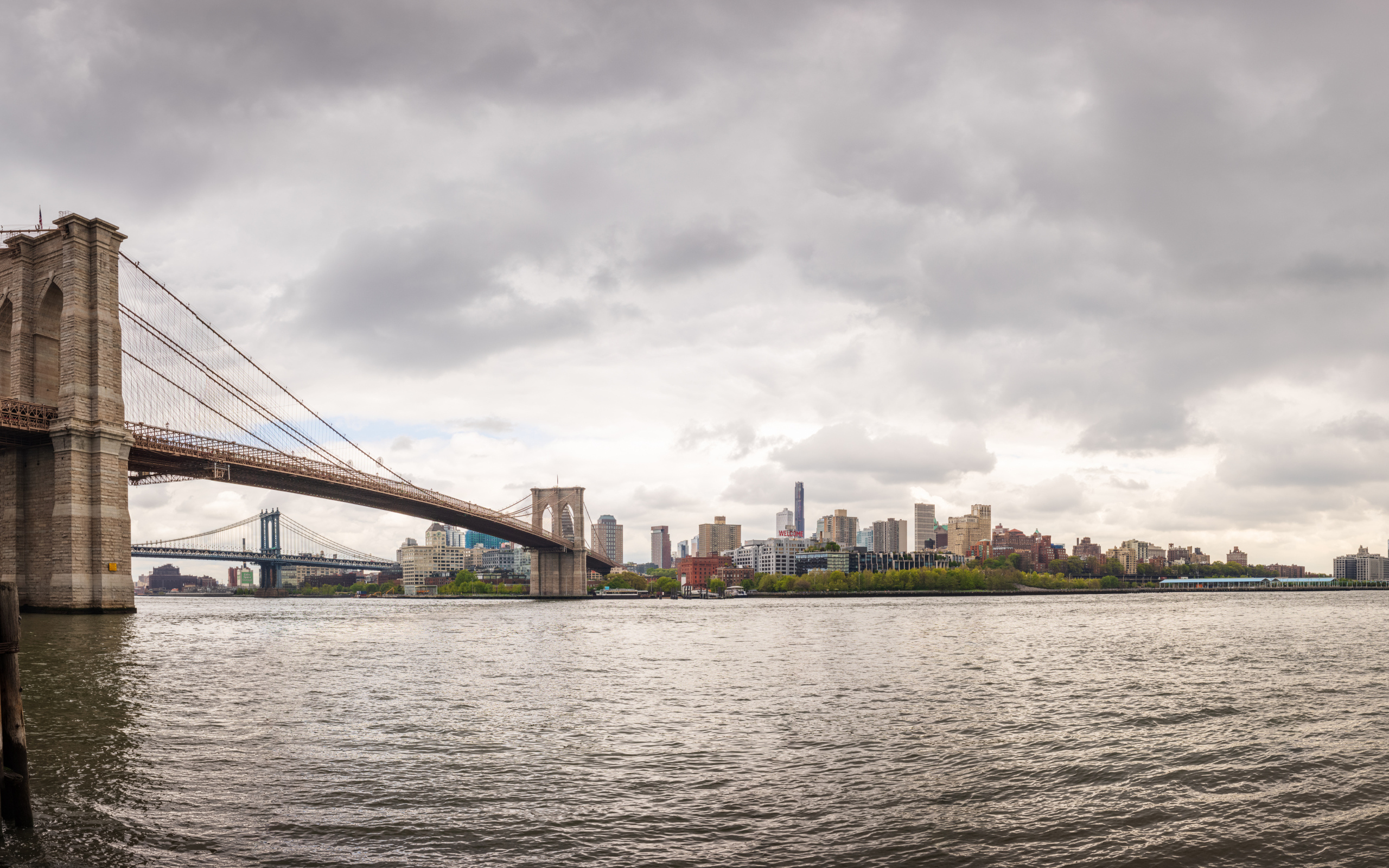 Мост через реку с видом на город Нью-Йорк, США