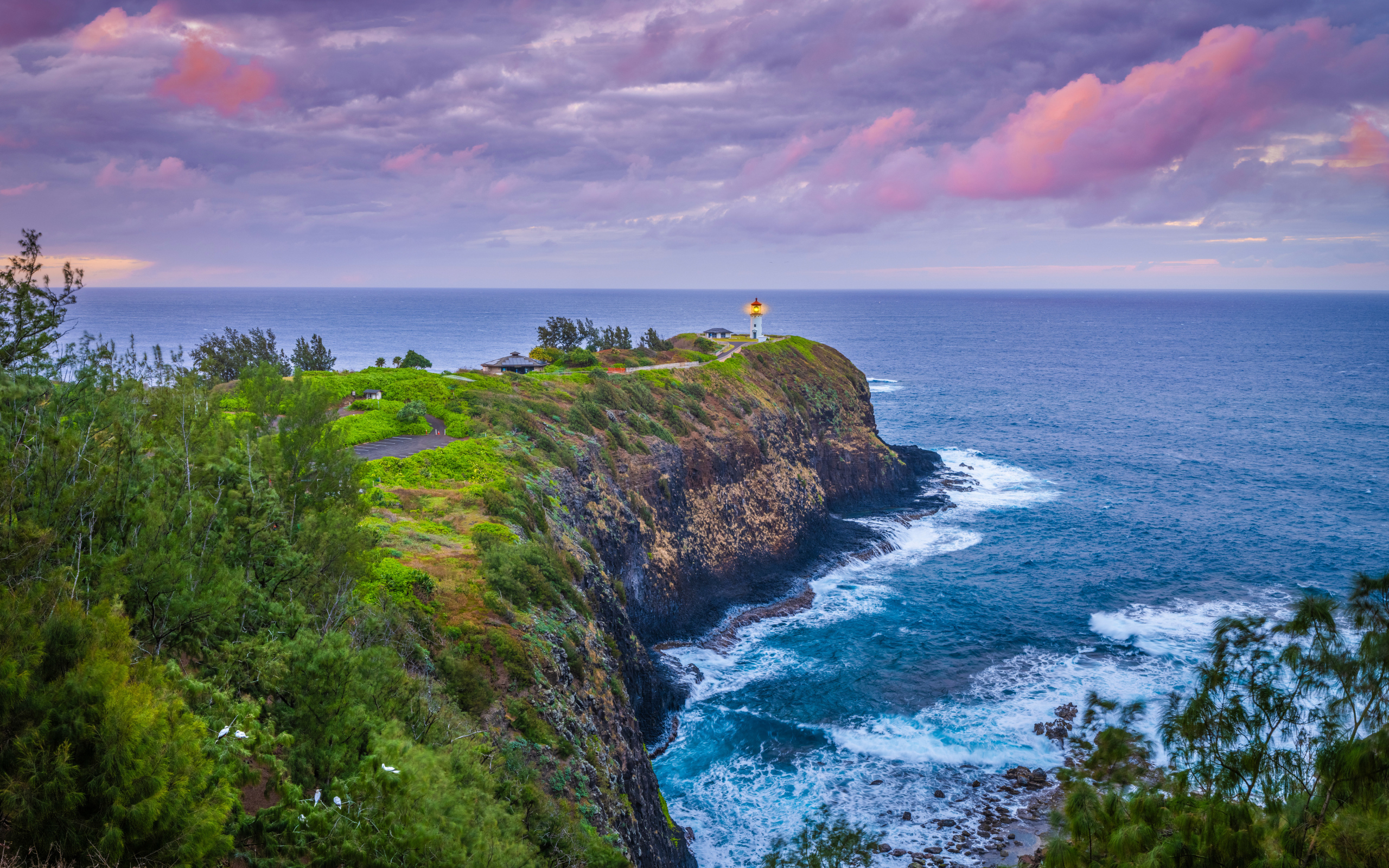 Маяк на краю утеса на берегу Гавайских островов, США