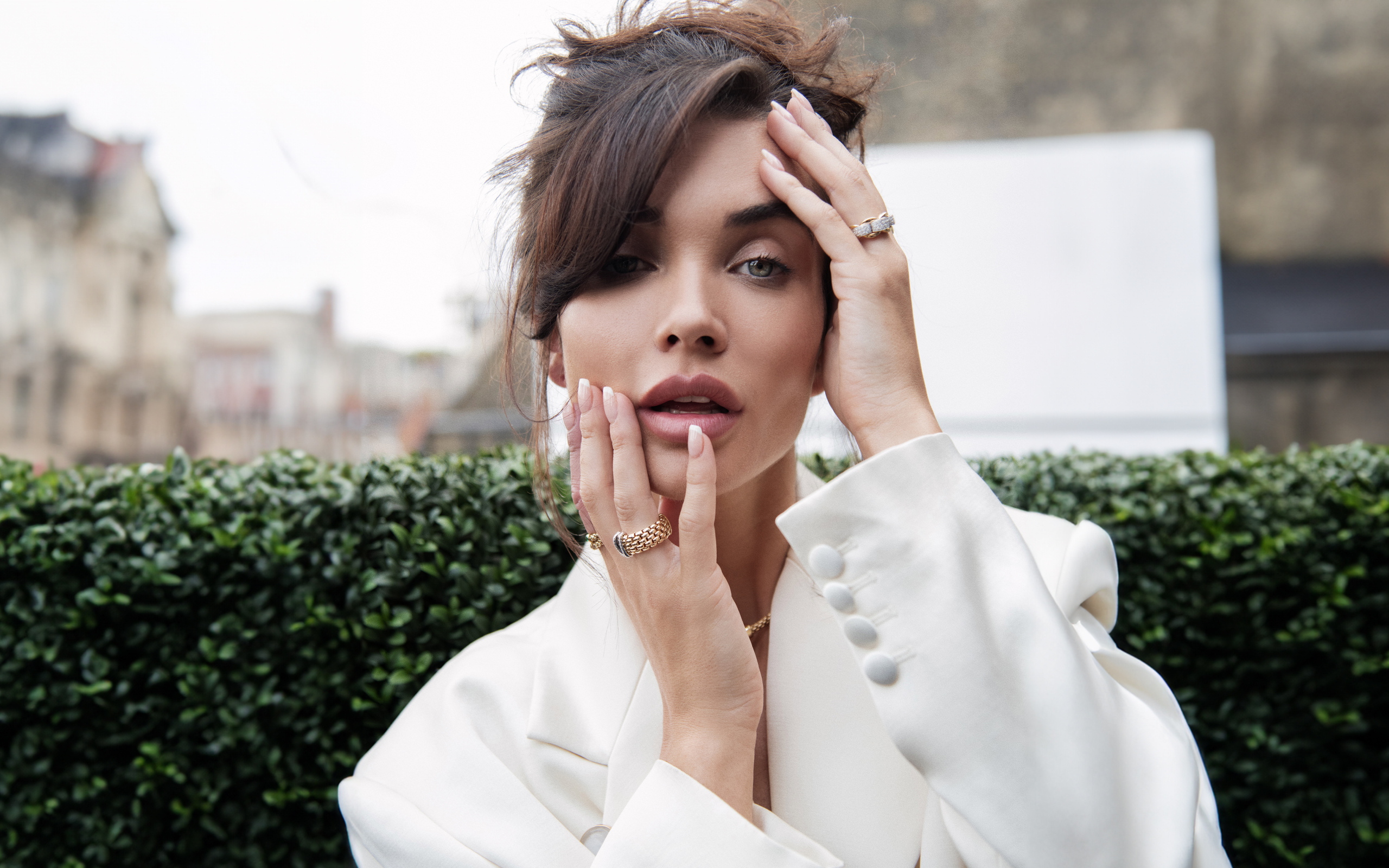 Актриса Эми Джексон с руками у лица