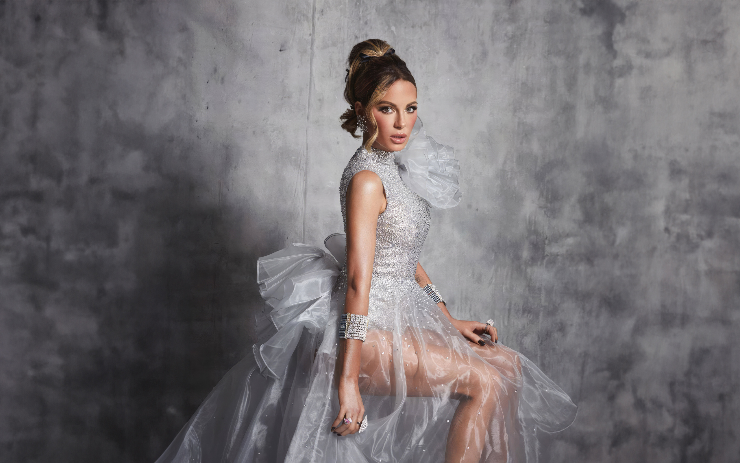 Актриса Кейт Бекинсейл в платье на сером фоне