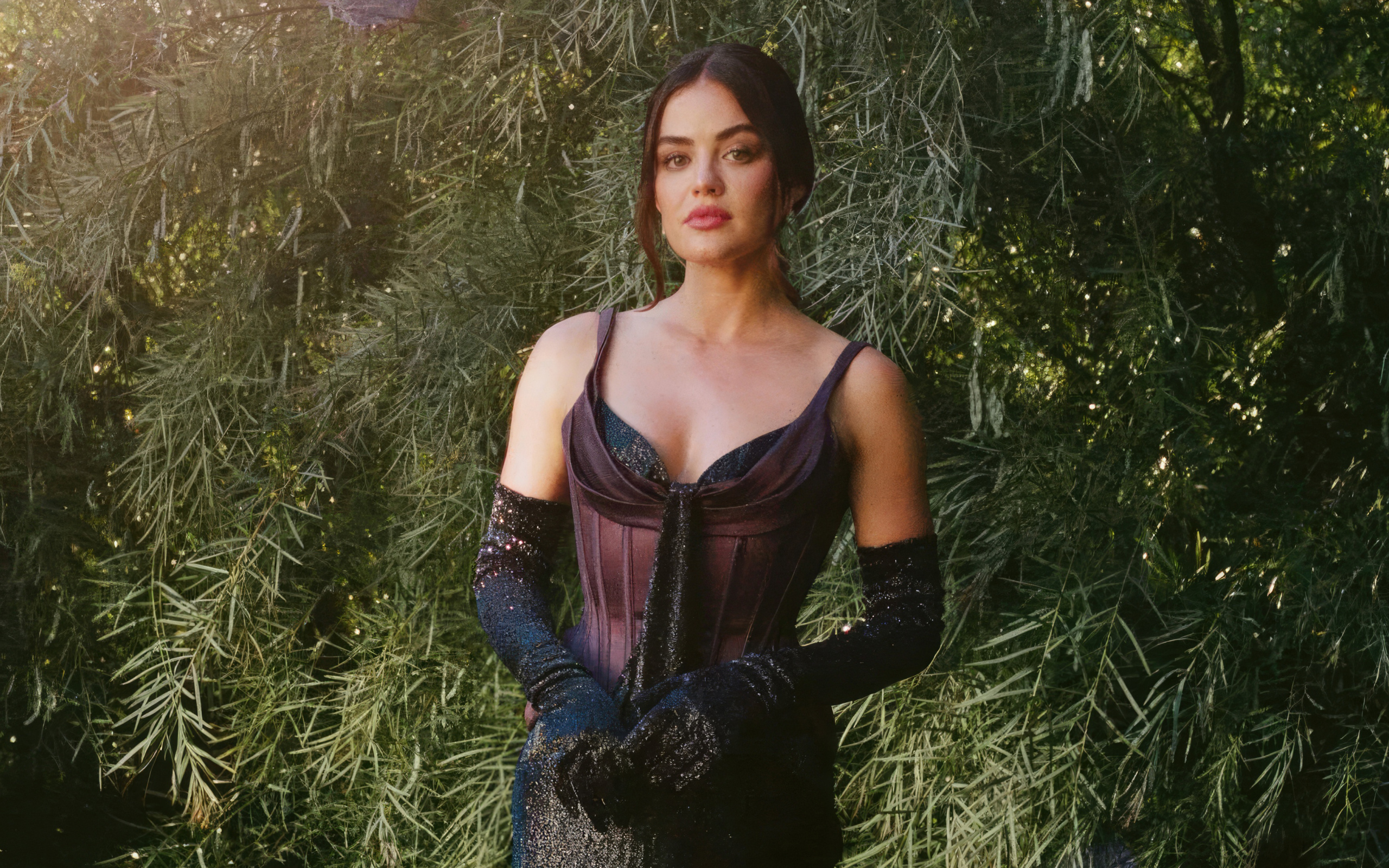 Актриса Люси Хейл в черном платье у зеленых зарослей