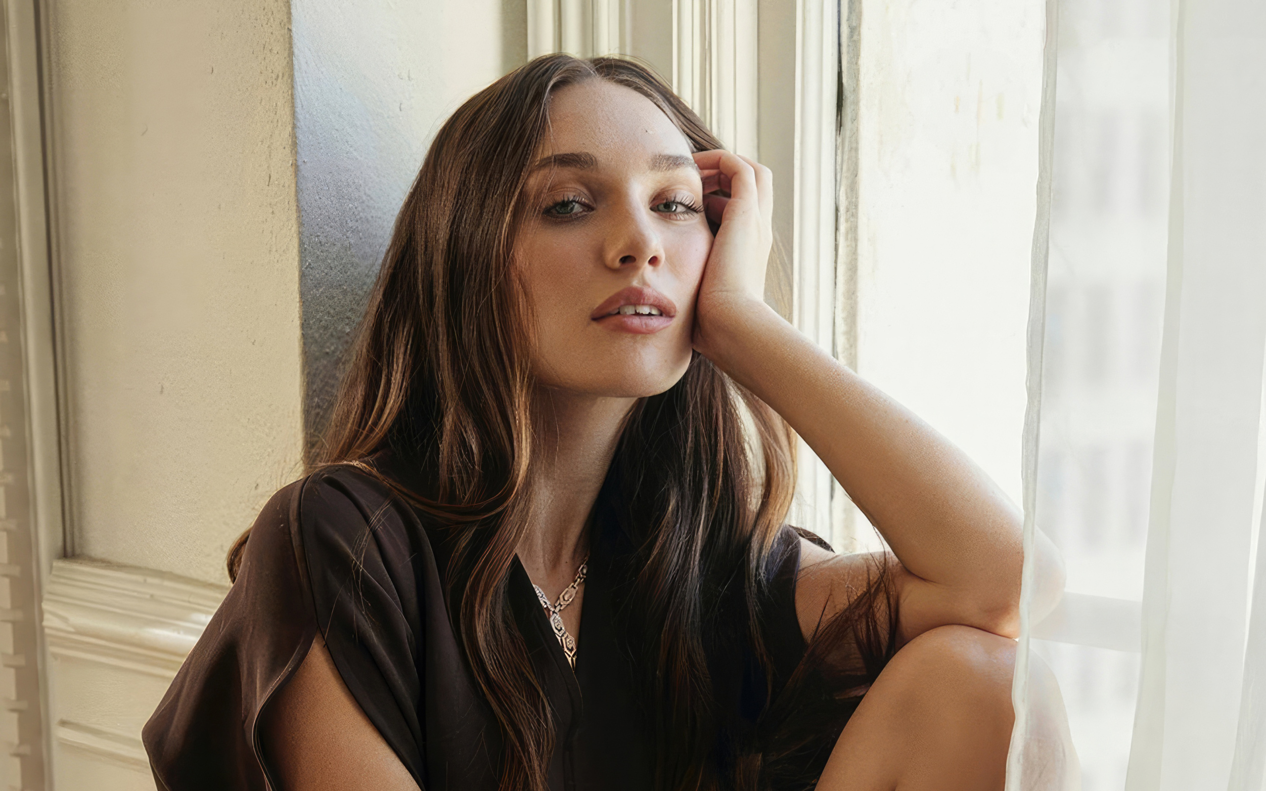 Актриса Мэдди Зиглер сидит у окна