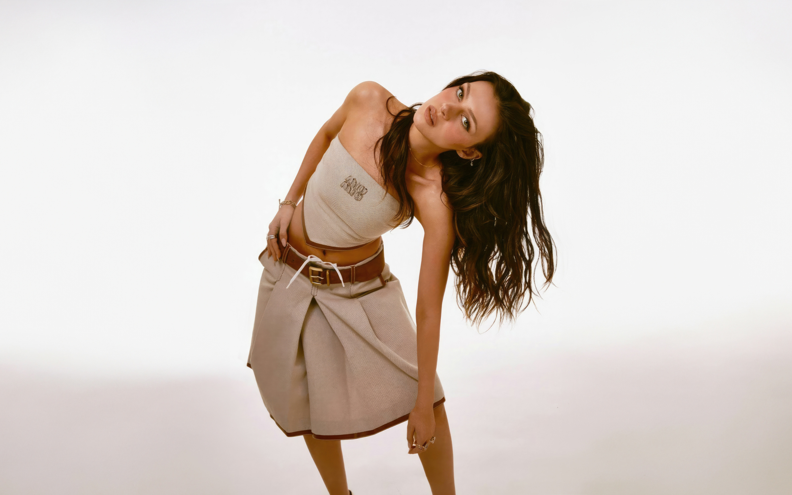 Актриса Никола Пельтц в юбке на сером фоне