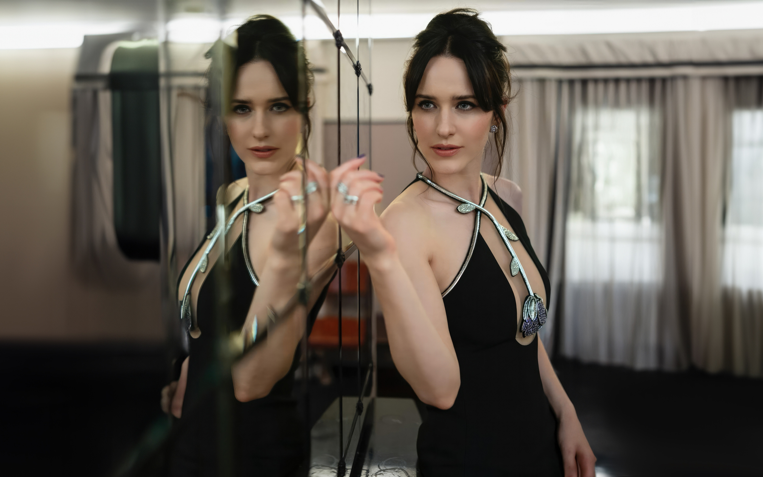 Актриса Рэйчел Броснахэн смотрит на свое отражение