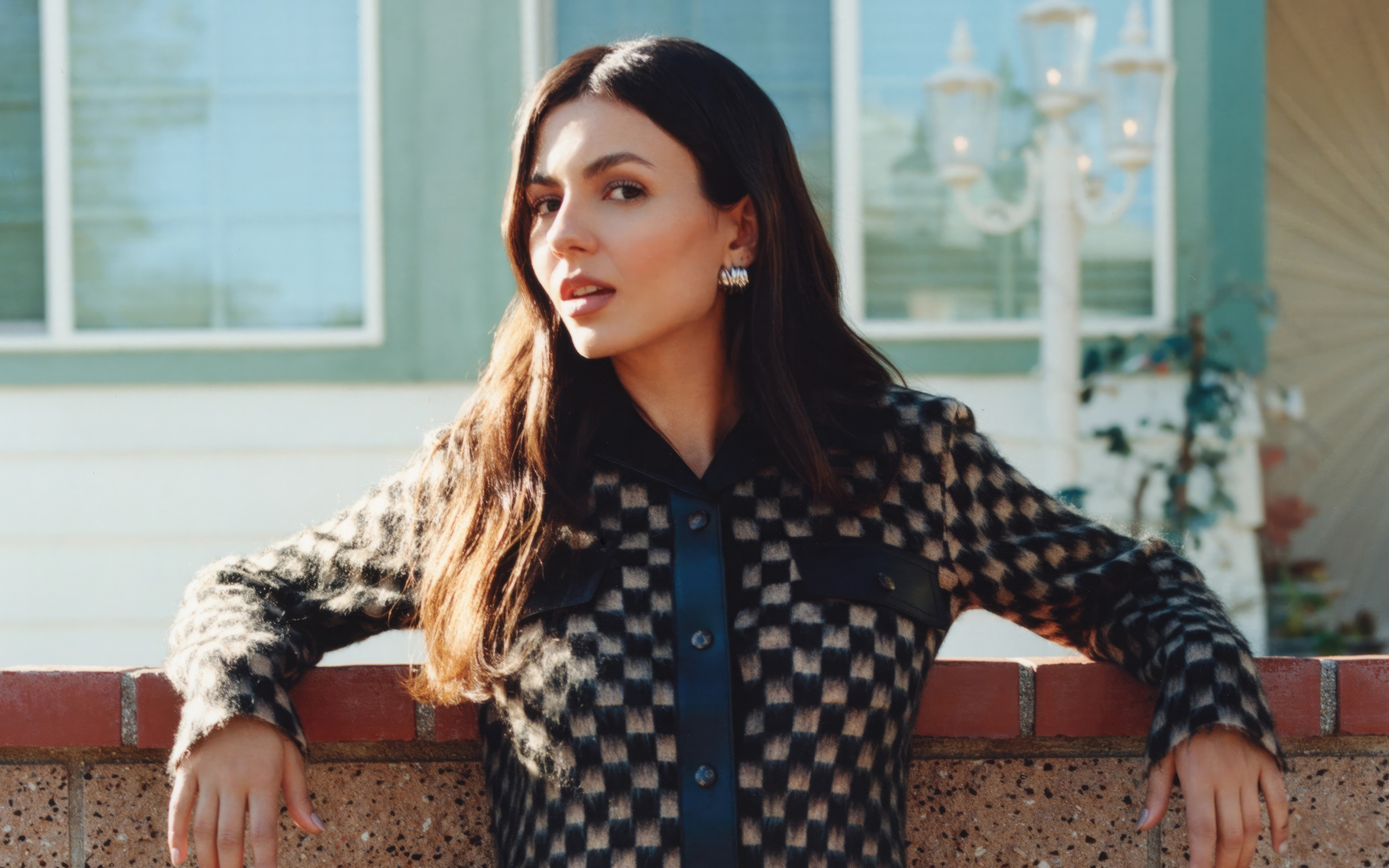 Актриса Виктория Джастис в теплой кофте