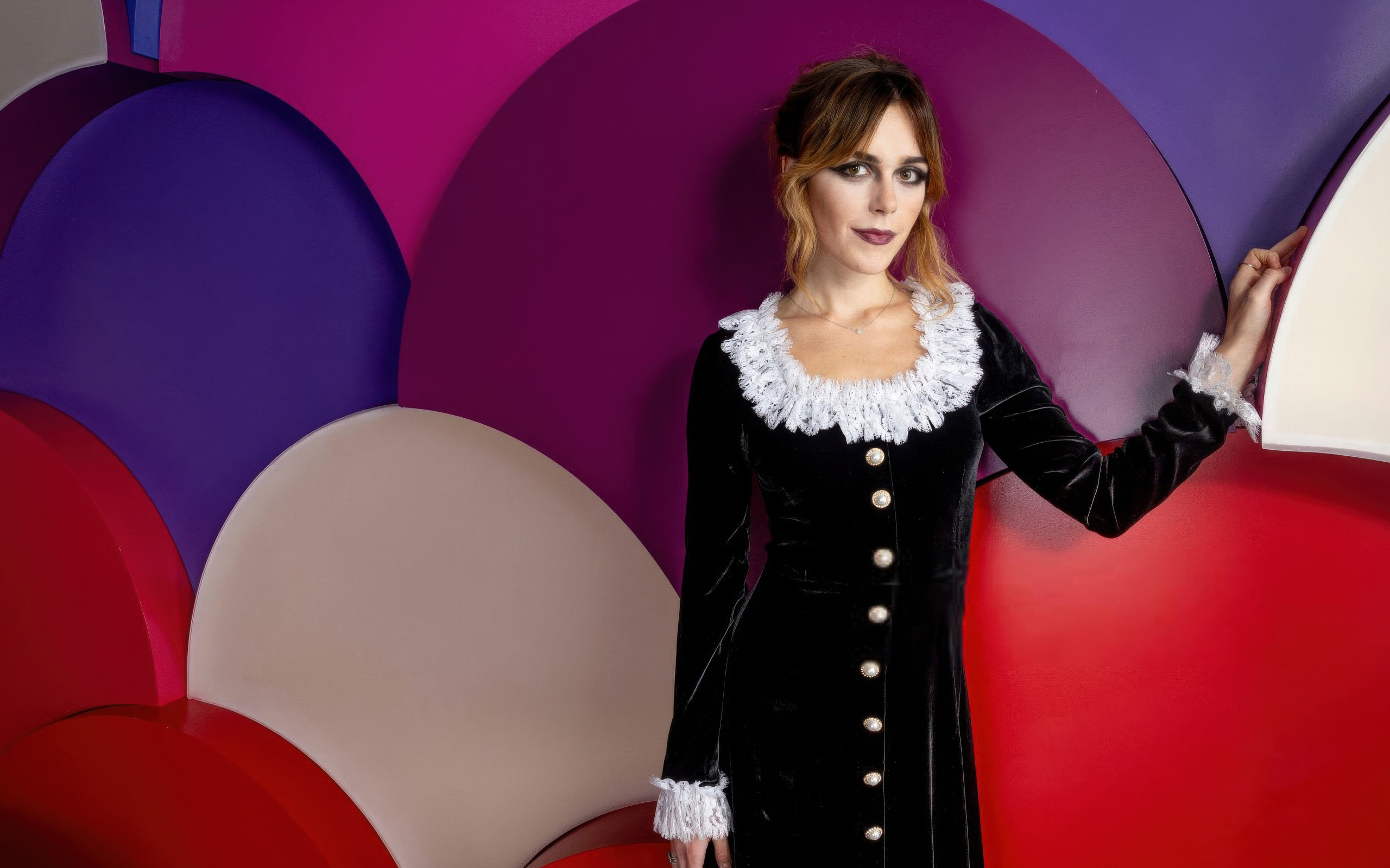 Американская актриса Кирнан Шипка на разноцветном фоне