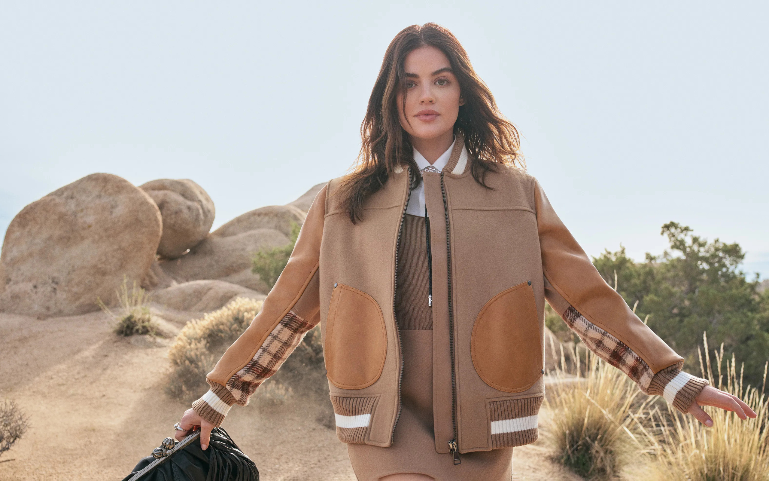 Американская актриса Люси Хейл у камней