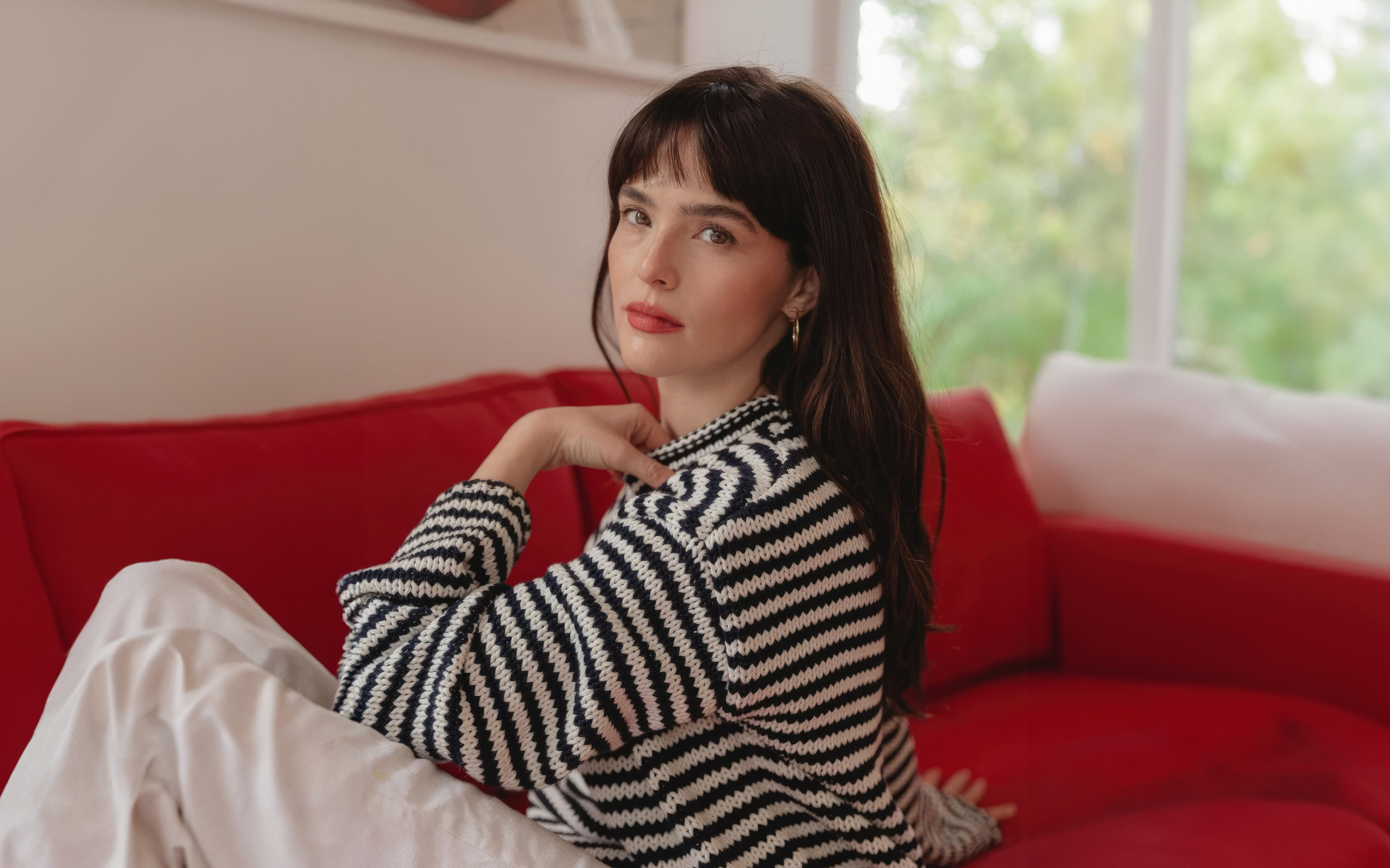 Американская актриса Зои Дойч в полосатом свитере