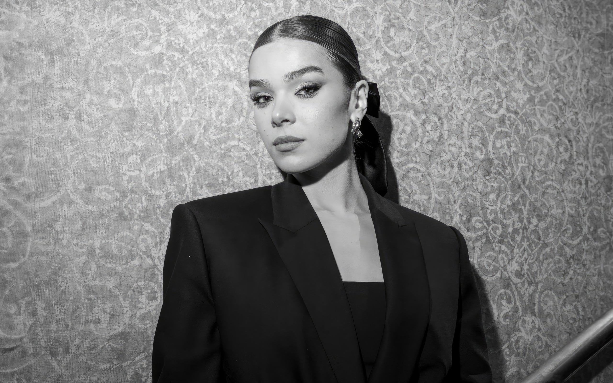 Красивая американская актриса Хейли Стейнфилд в черном костюме