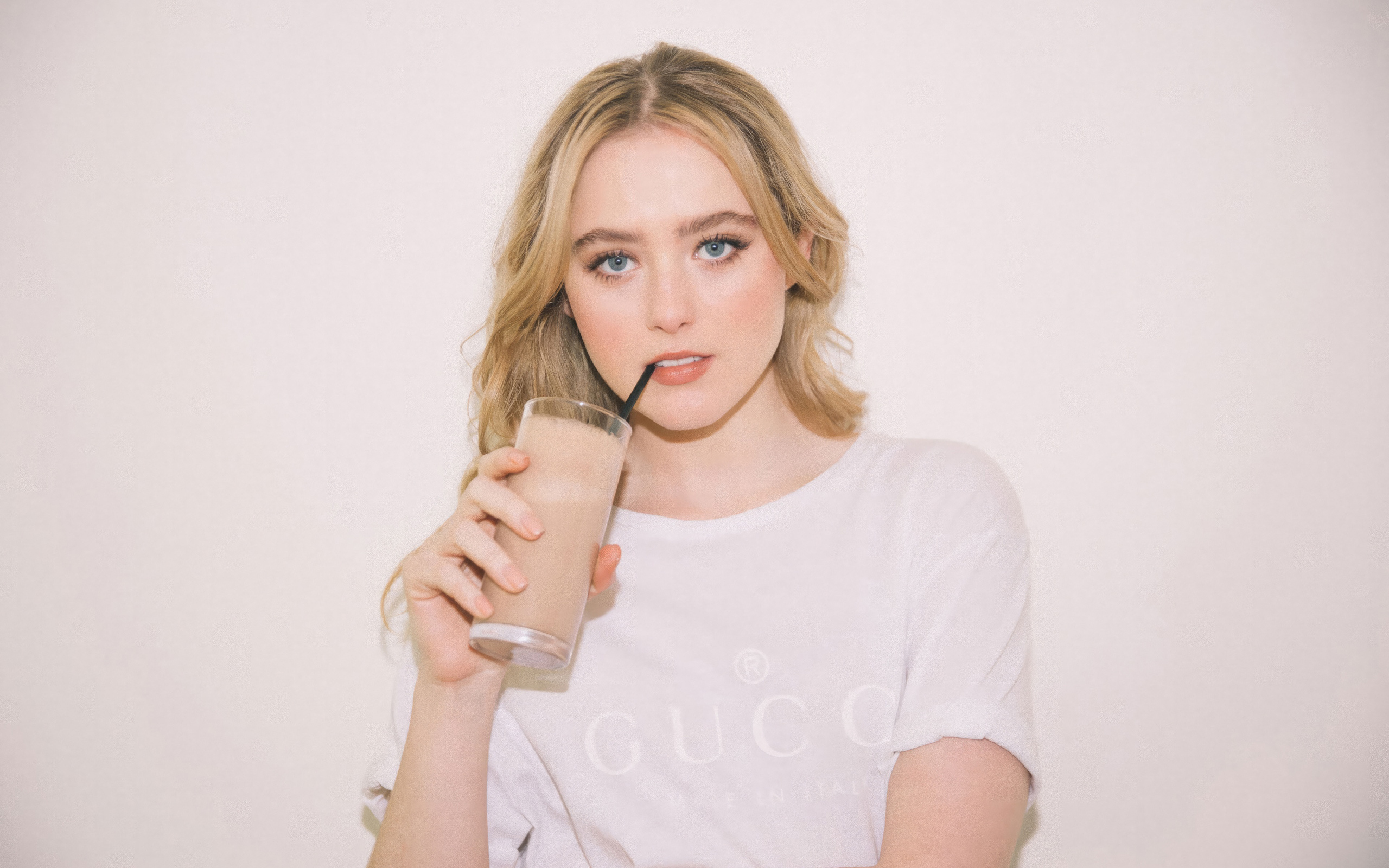 Красивая блондинка Кэтрин Ньютон  с напитком в руках