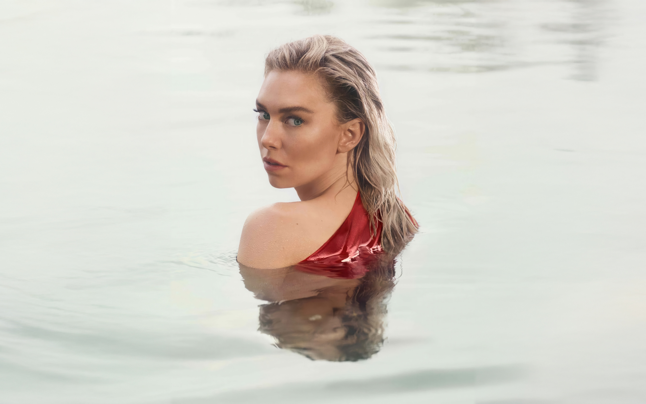 Красивая блондинка актриса Ванесса Кирби в воде