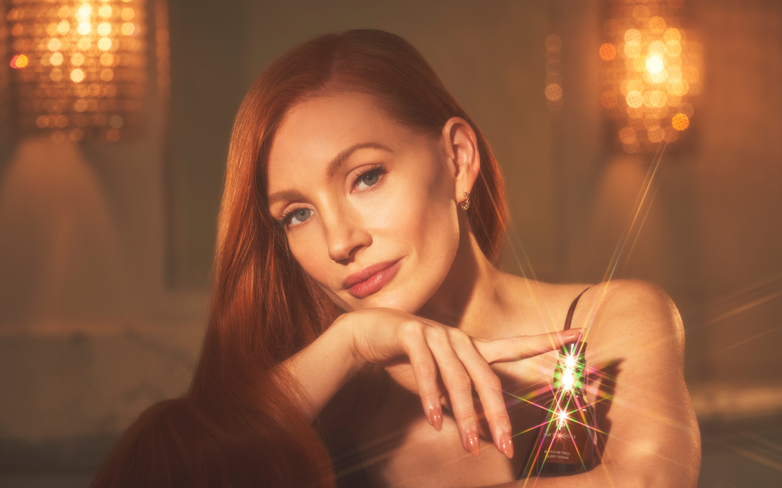 Яркая рыжеволосая девушка актриса Джессика Честейн