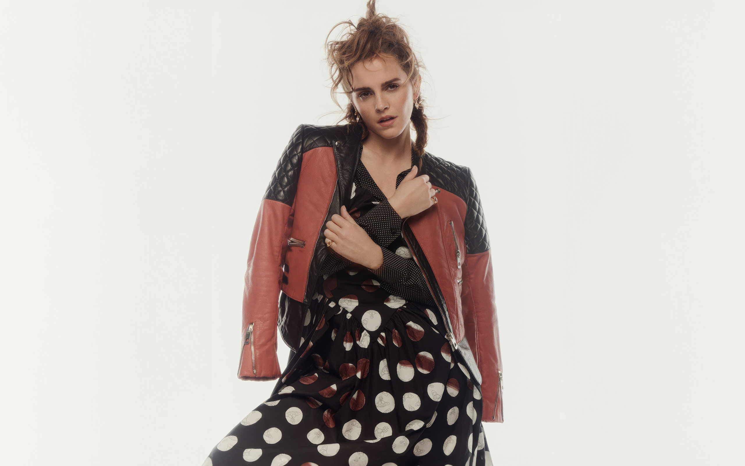 Британская актриса Эмма Уотсон на сером фоне