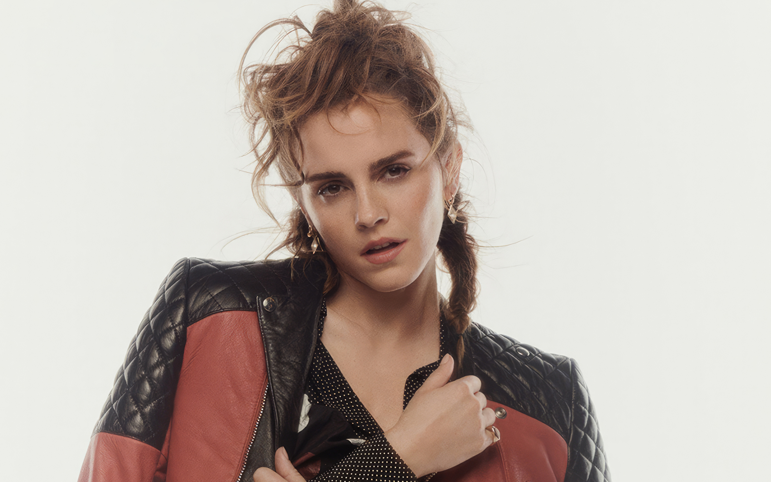 Кареглазая актриса Эмма Уотсон в куртке