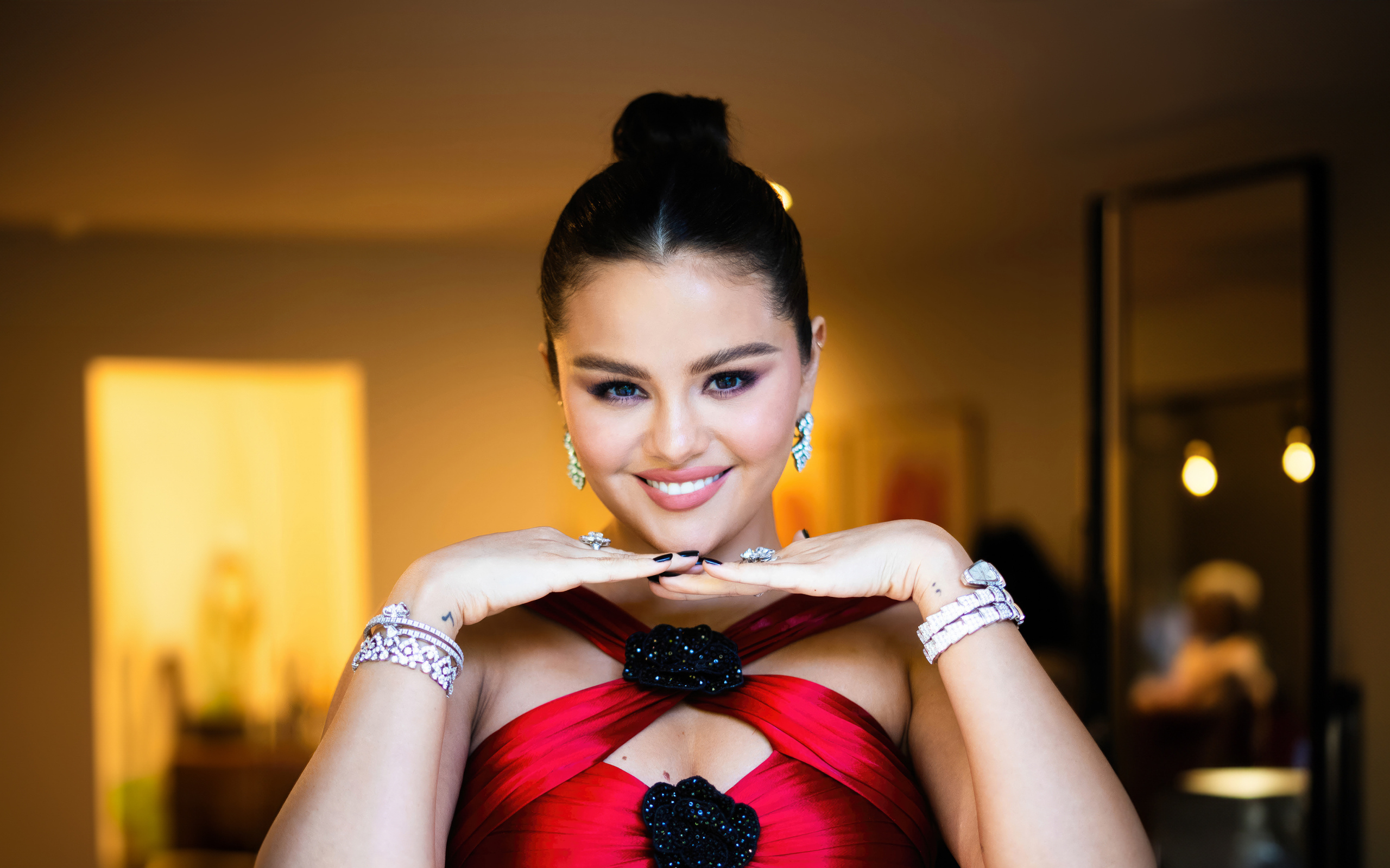 Очаровательная улыбка молодой девушки Селены Гомес