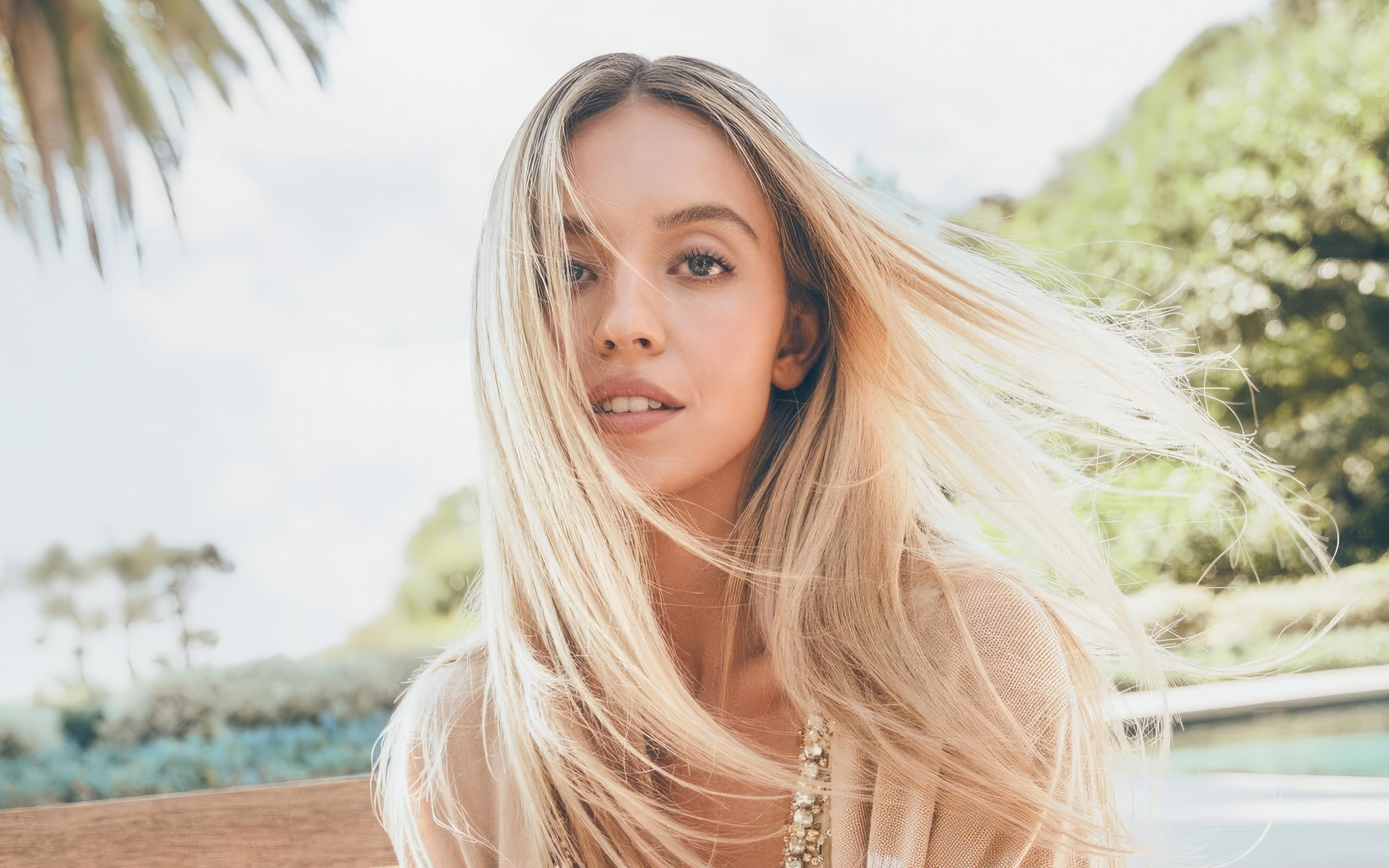 Милая блондинка с длинными волосами Сидни Суини