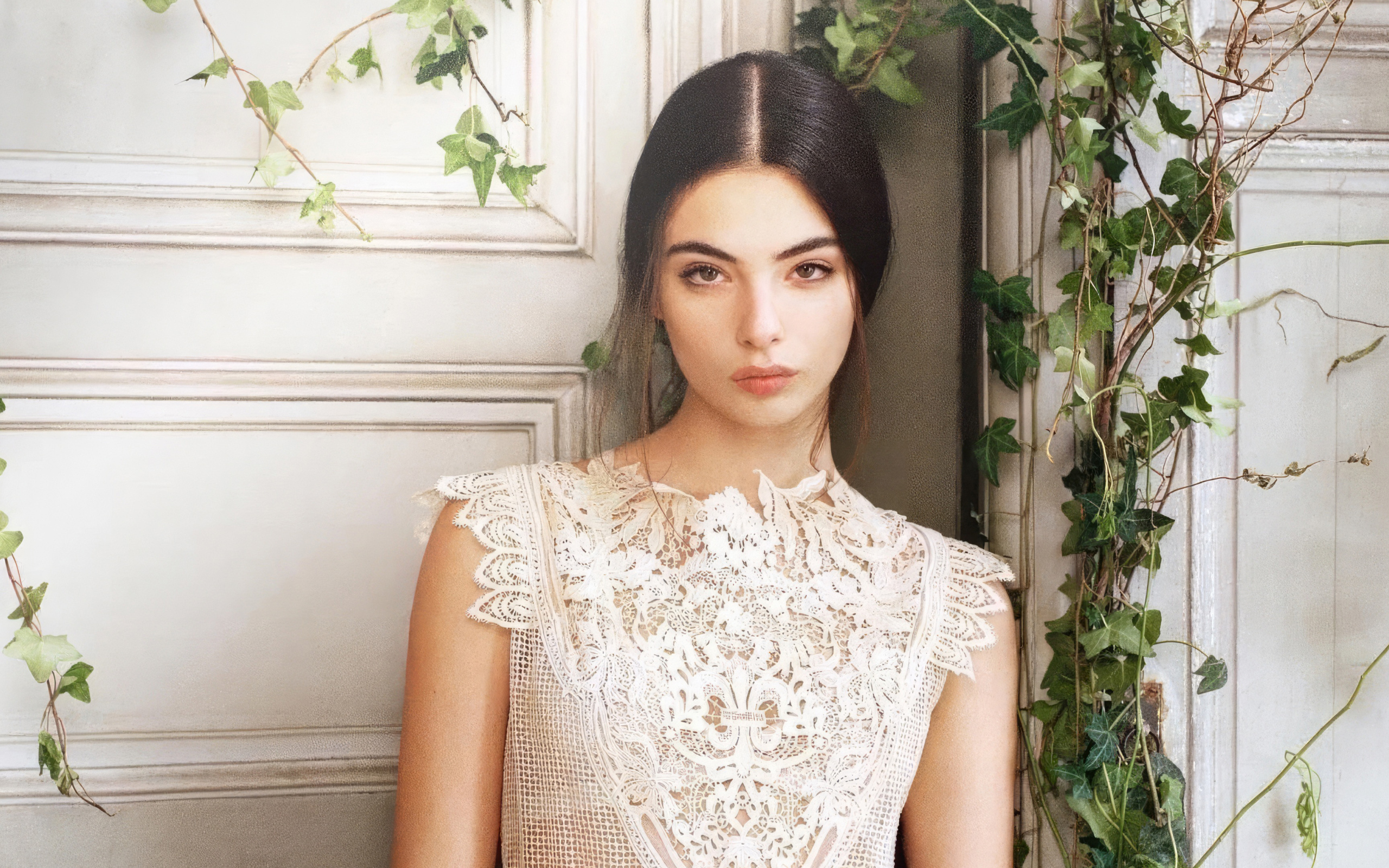 Милая девушка Дева Кассель стоит у стены