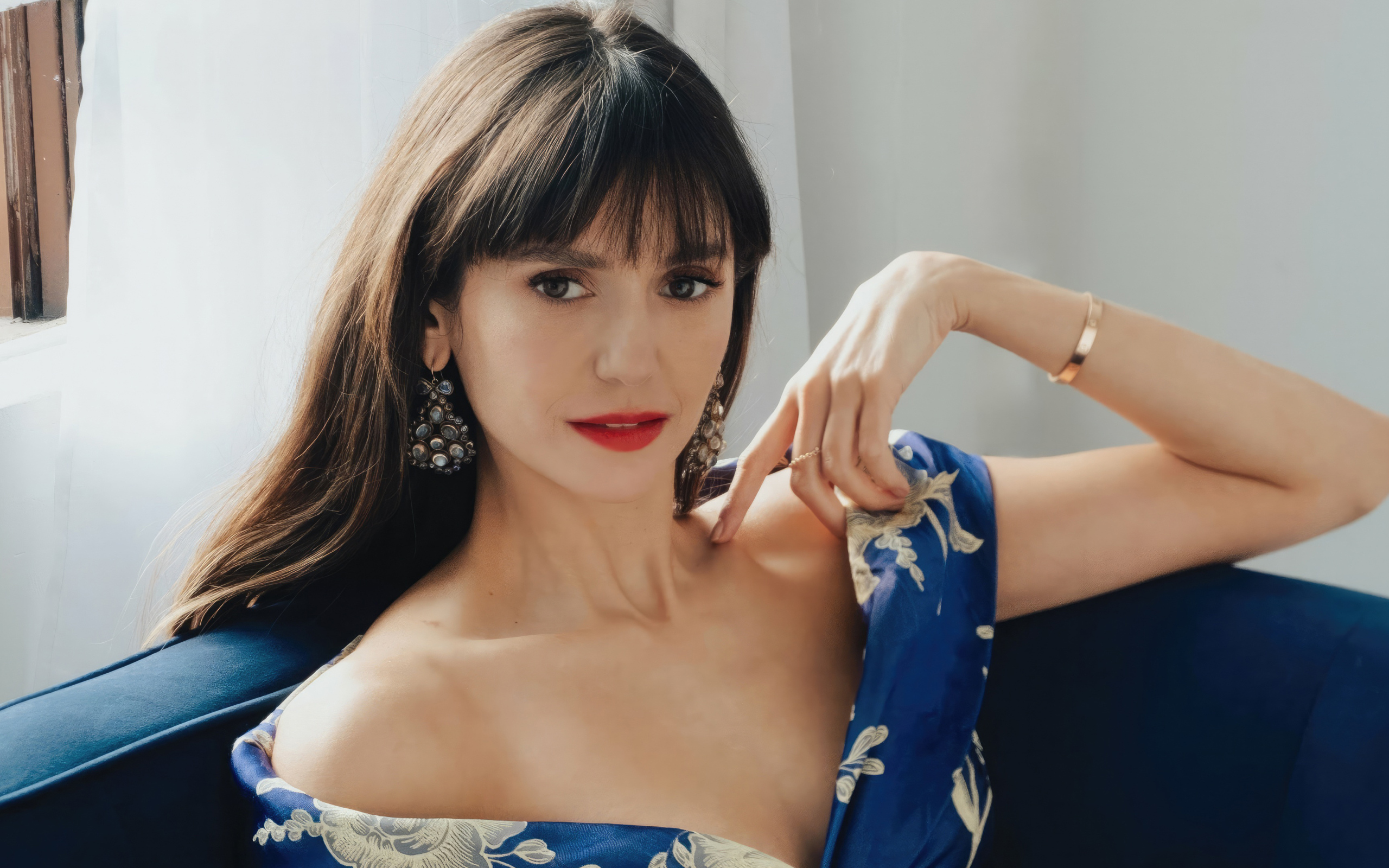 Милая девушка актриса Нина Добрев на диване