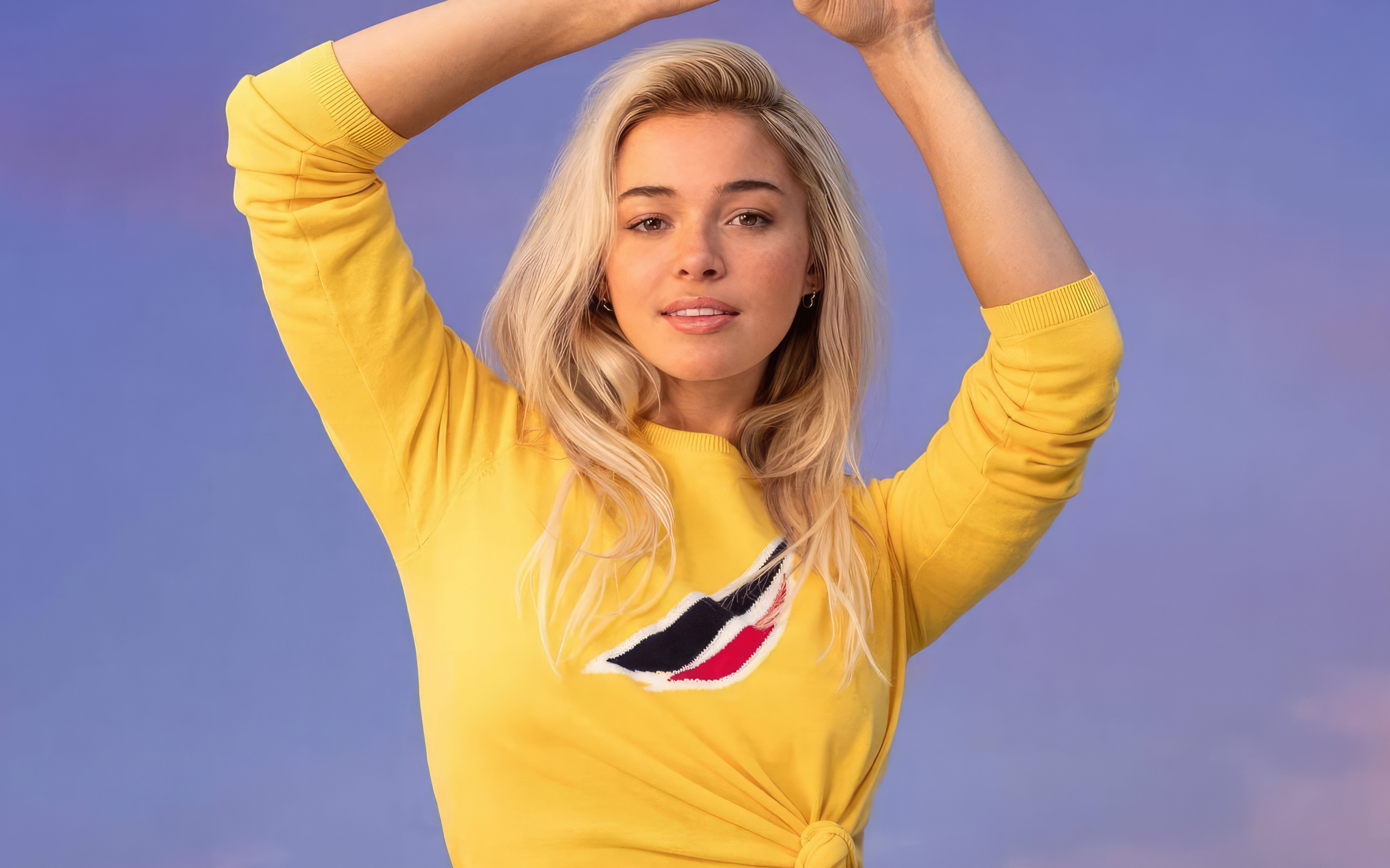 Гимнастка Ливви Данн на сиреневом фоне