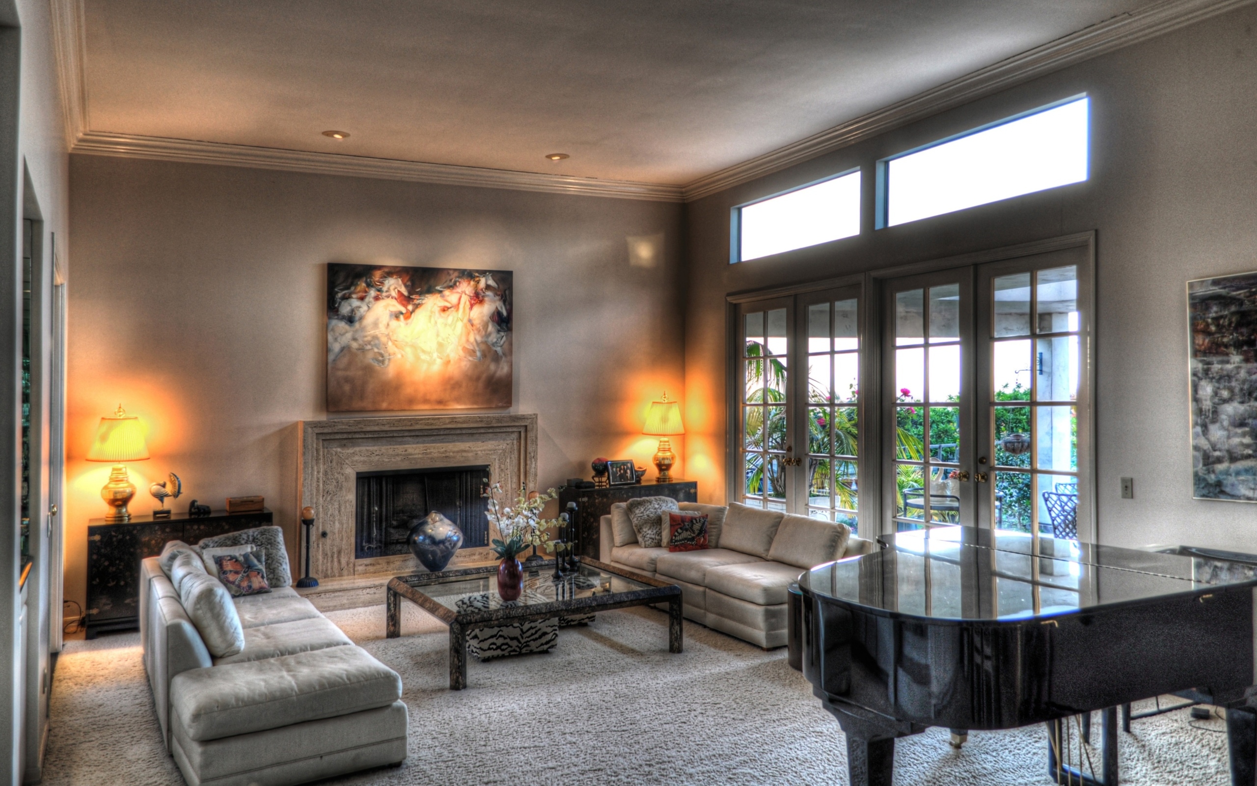 Большая гостиная с камином и большим черным роялем