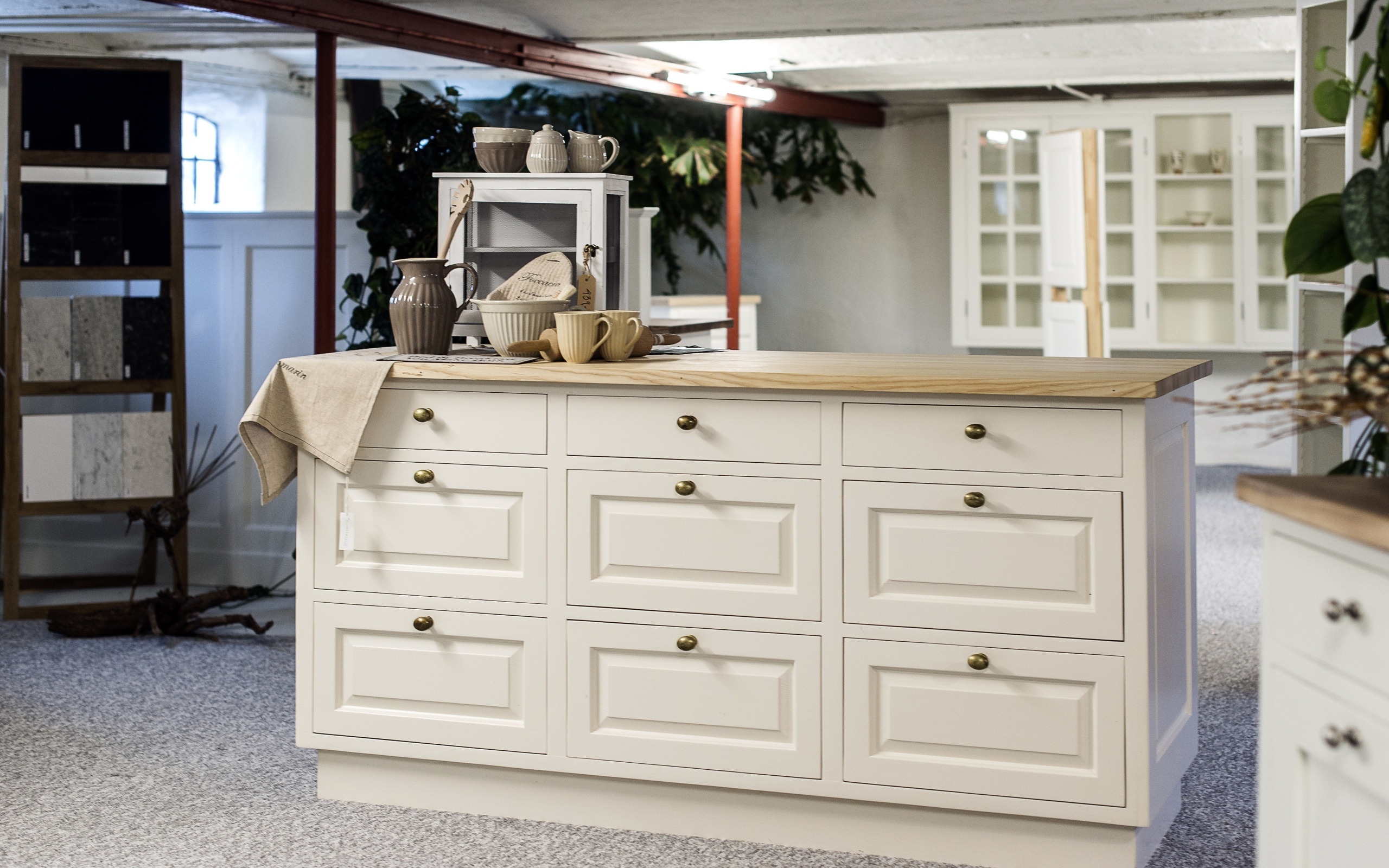 Большой белый комод в комнате