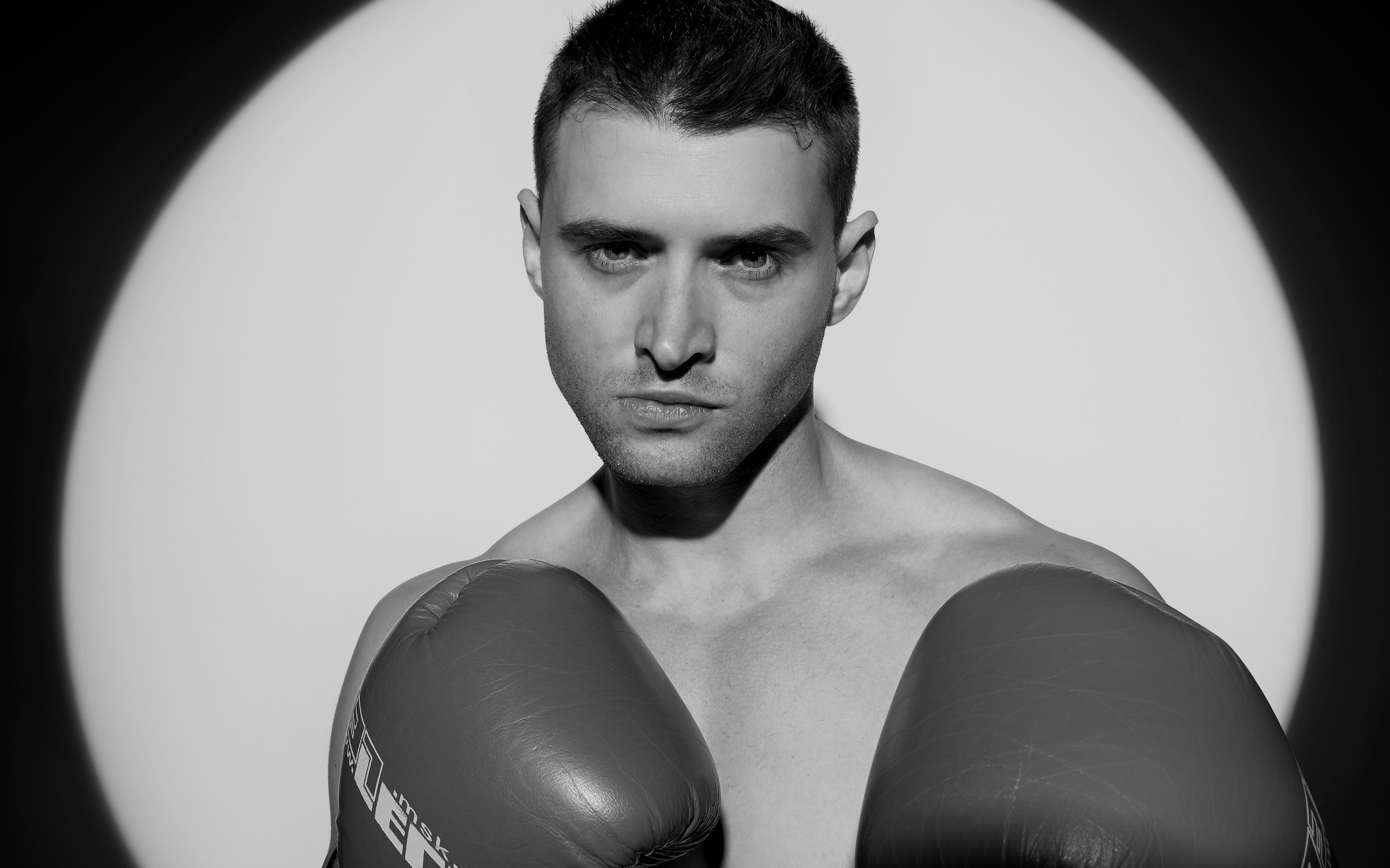 Мужчина боксер черно-белое фото