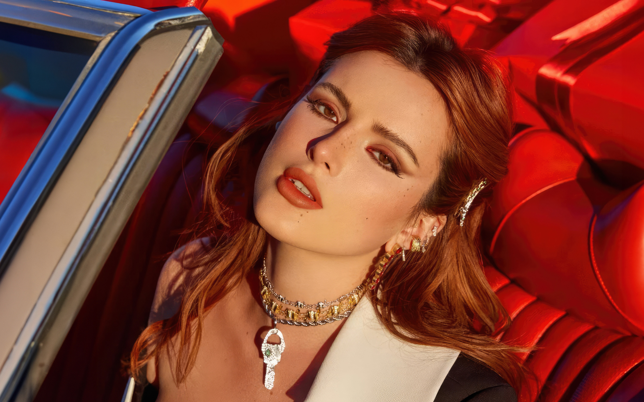 Рыжеволосая актриса Белла Торн в красной машине