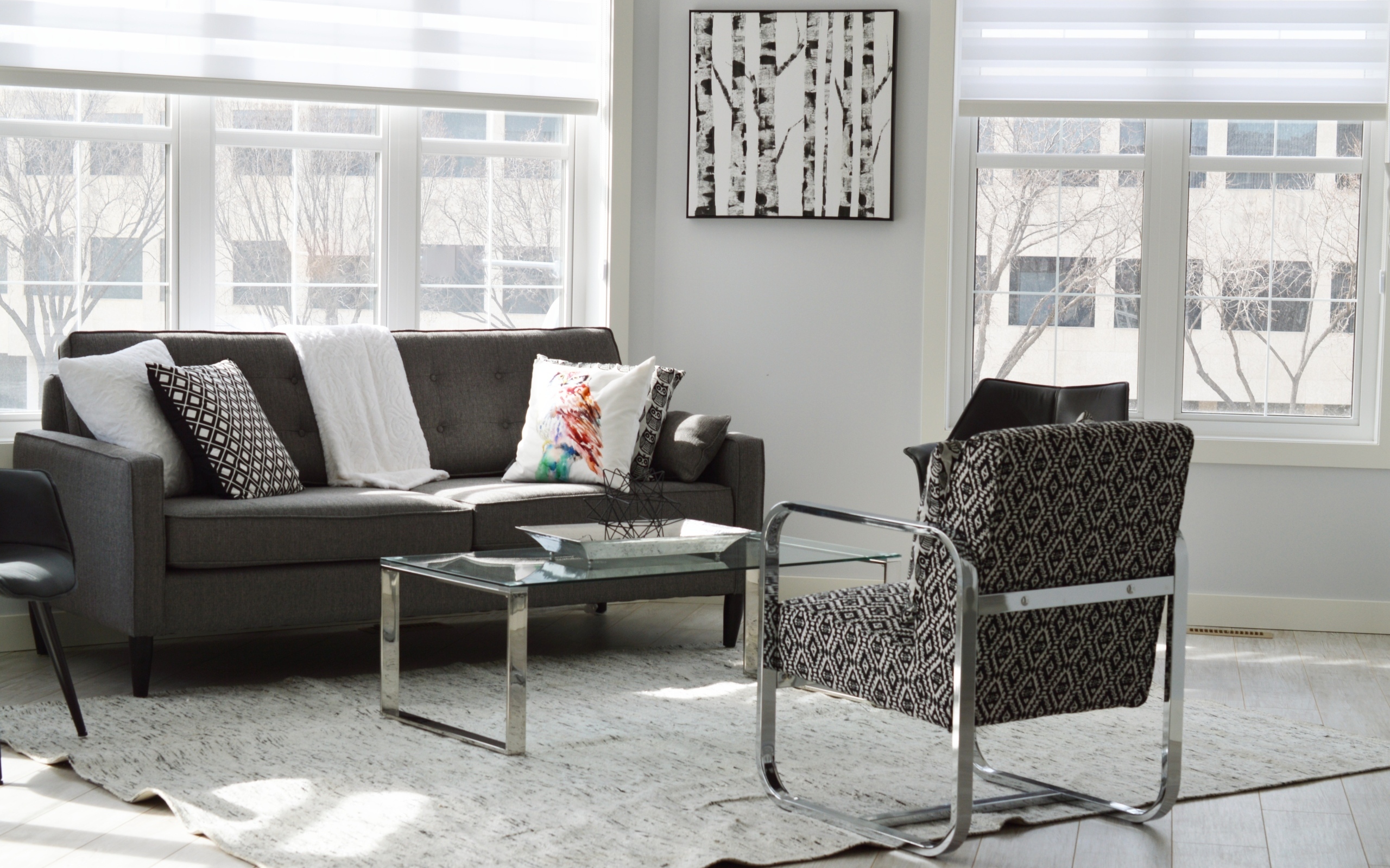 Комната с окнами и диваном  