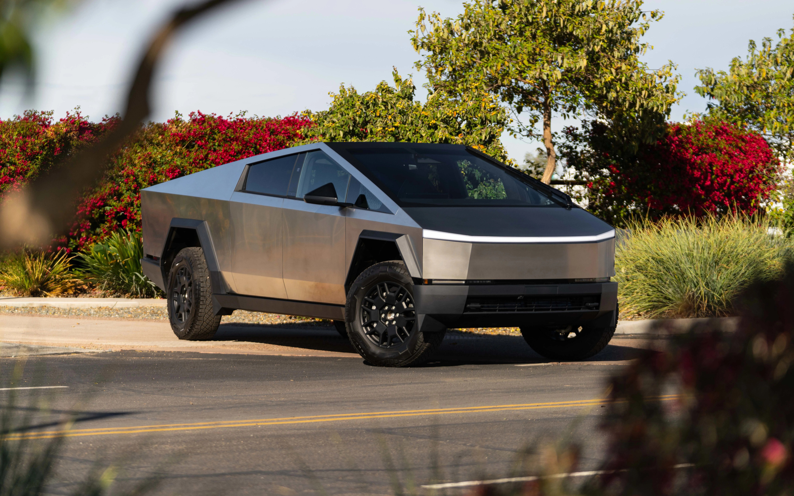 Серебристый автомобиль Tesla Cybertruck 2024  года