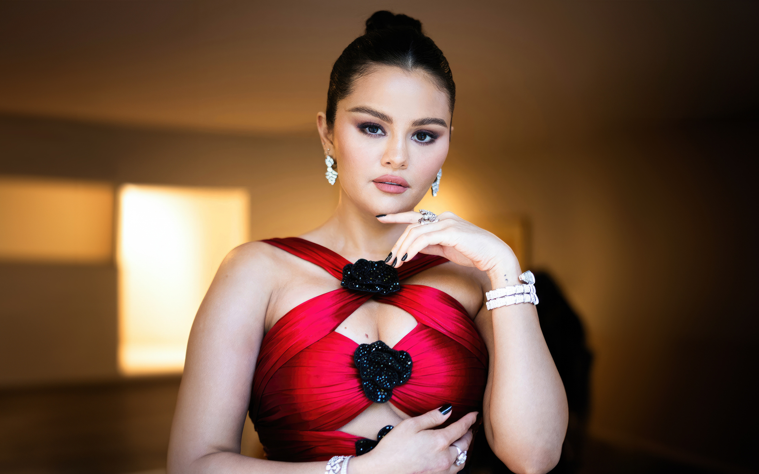 Певица и актриса Селена Гомес в красивом наряде