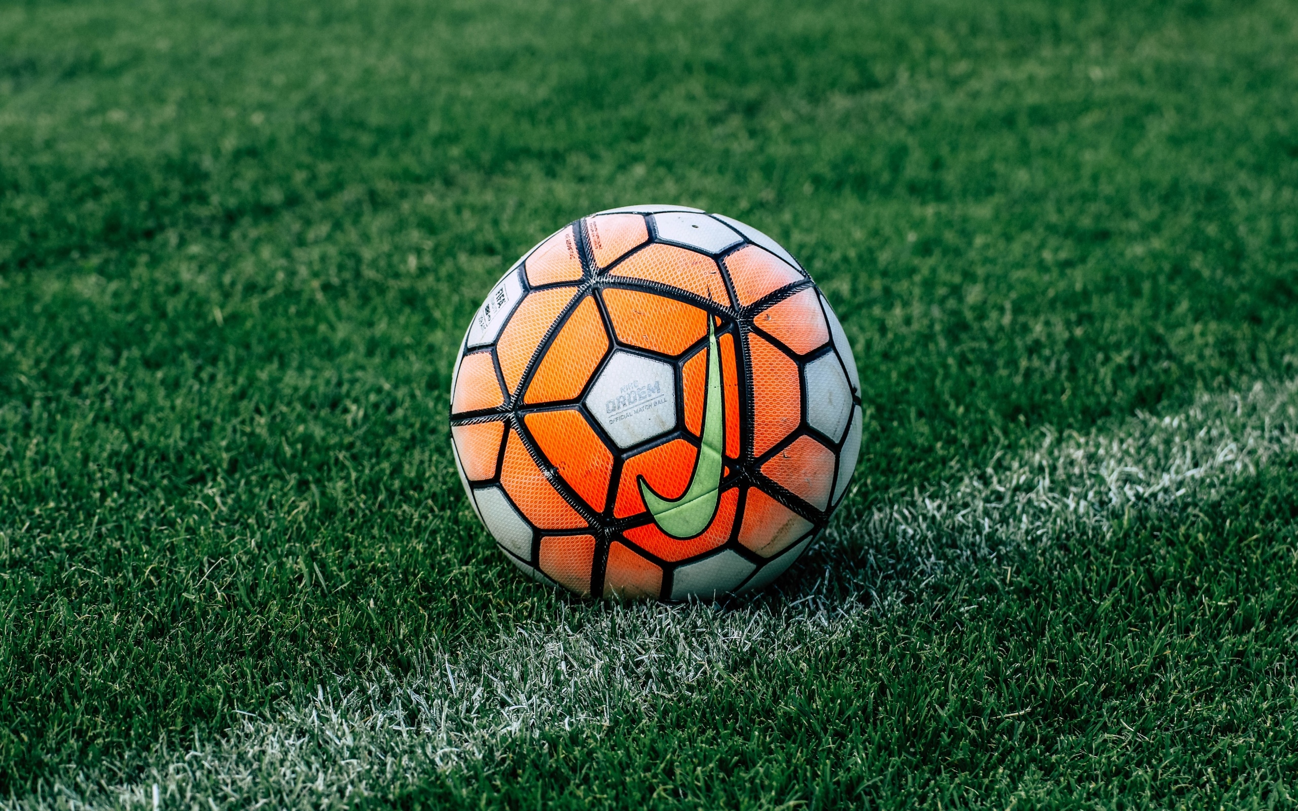 Футбольный мяч на зеленом поле