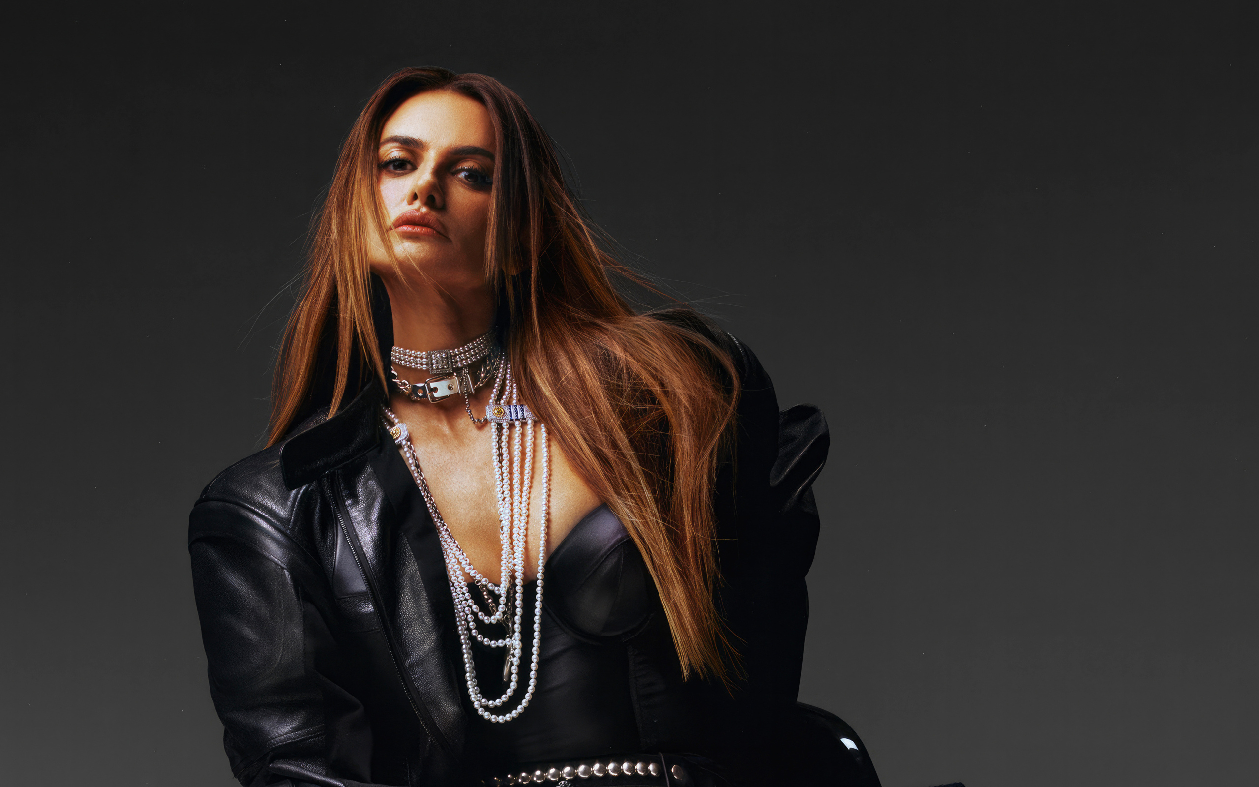 Эффектная Пенелопа Крус в черной кожаной куртке