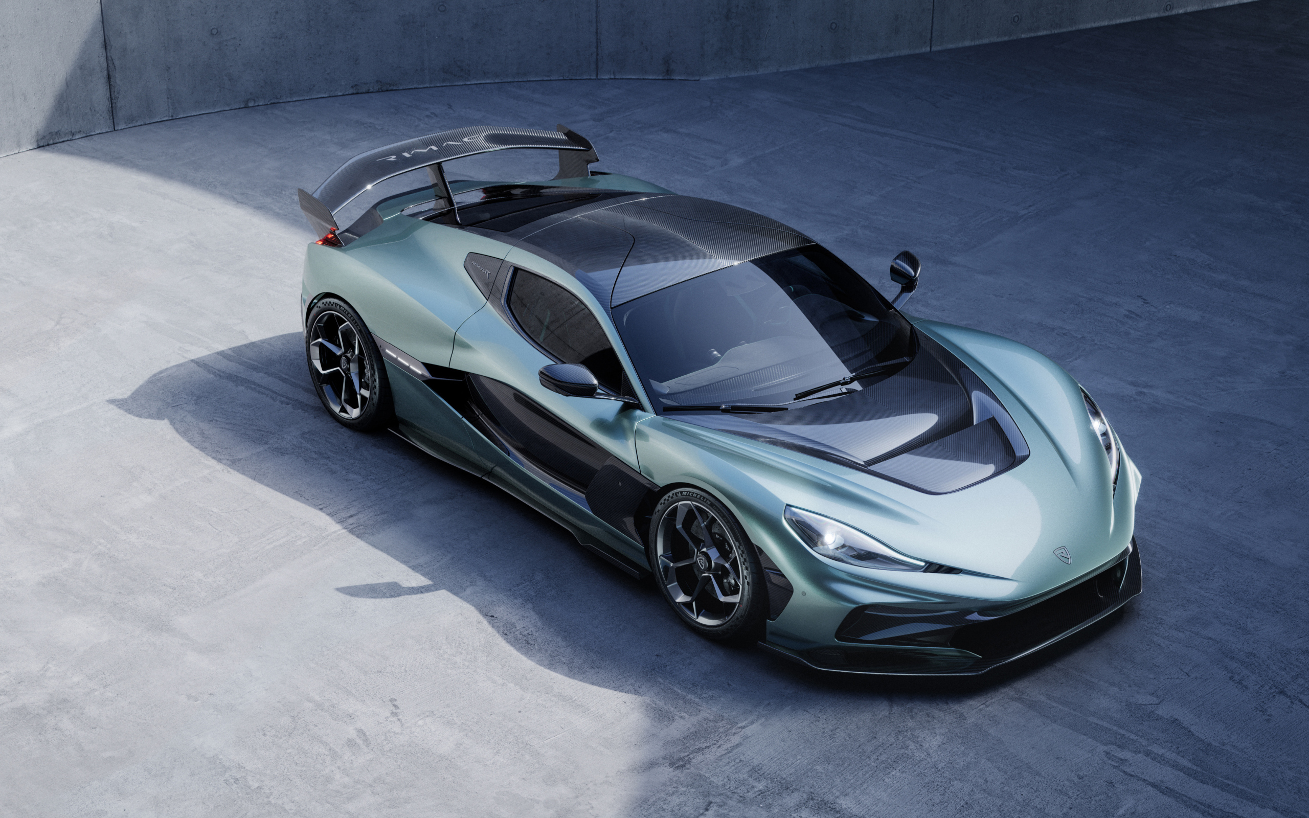 Вид сверху на электрокар Rimac Nevera R 2024 года