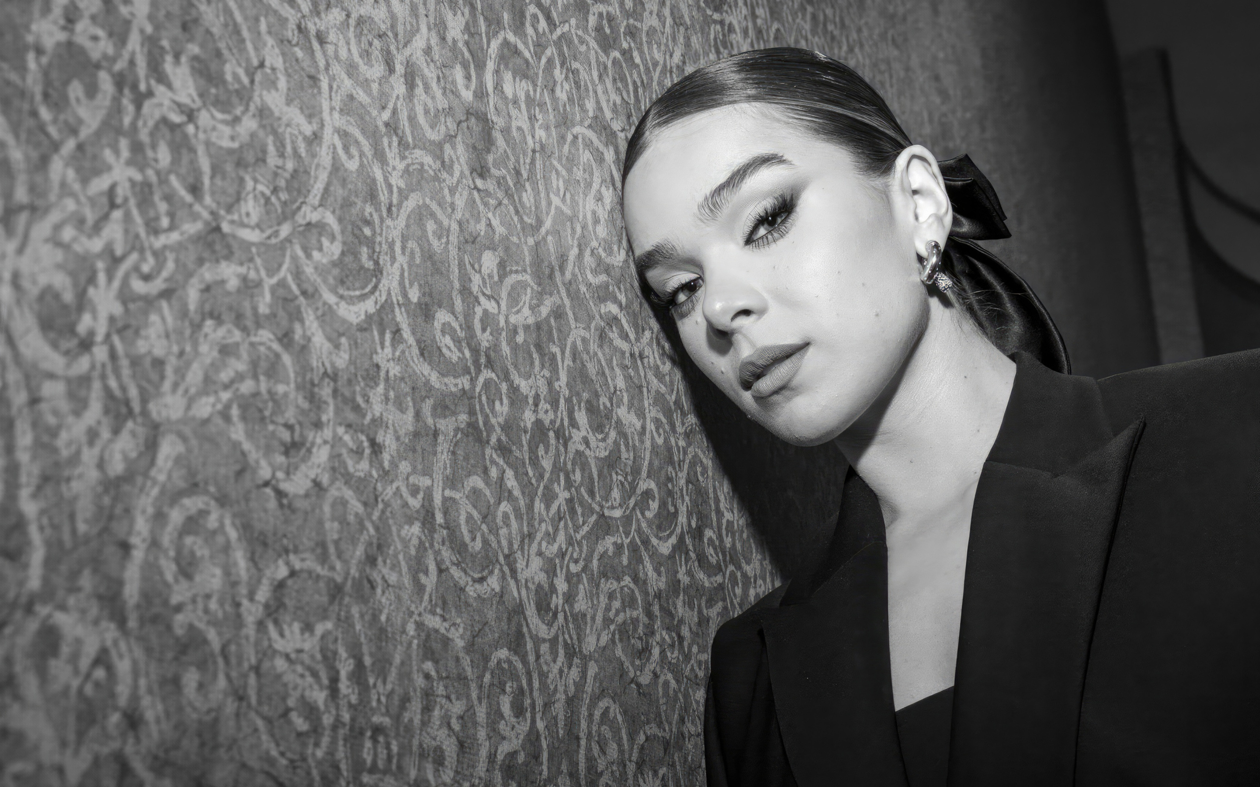 Молодая американская актриса Хейли Стейнфилд у стены