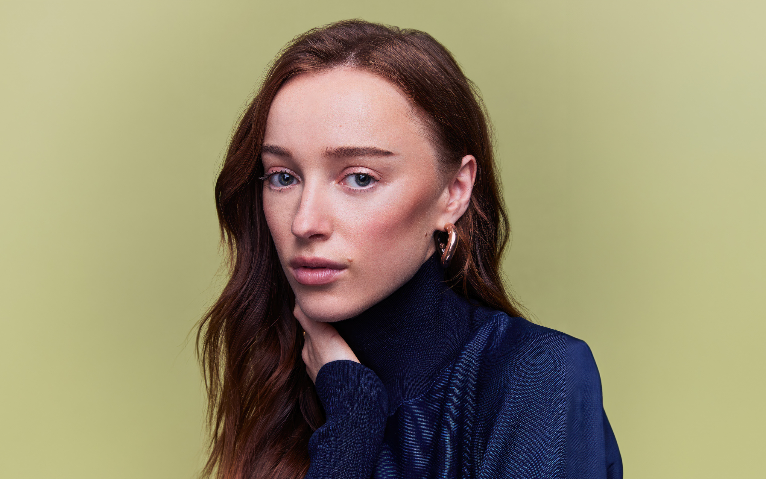 Молодая британская актриса Фиби Дайневор