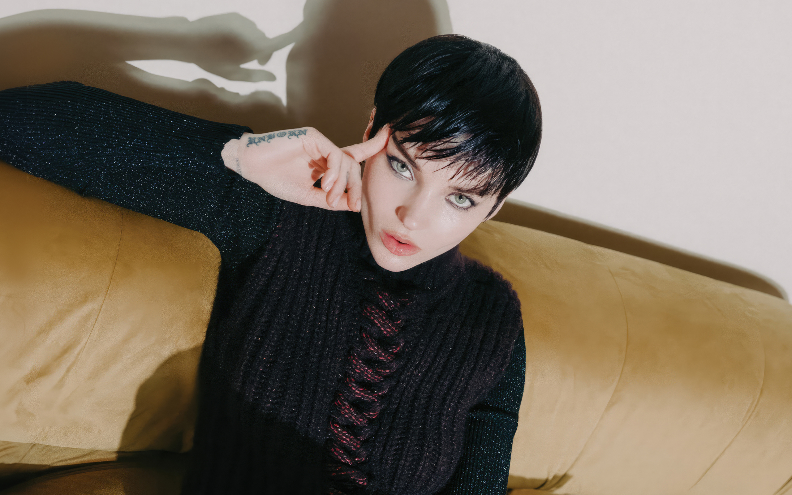 Молодая актриса Дав Кэмерон с короткой стрижкой