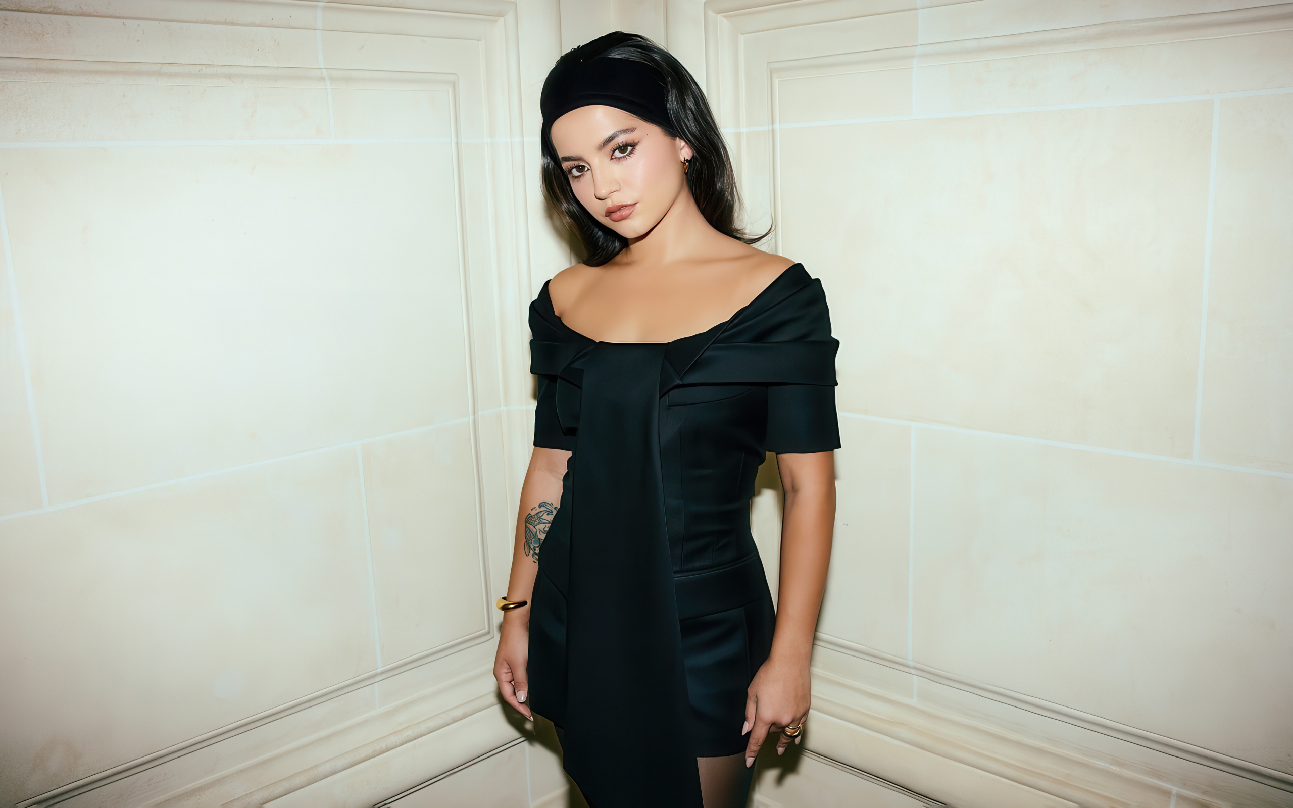 Молодая актриса Изабела Мерсед в черном платье у стены