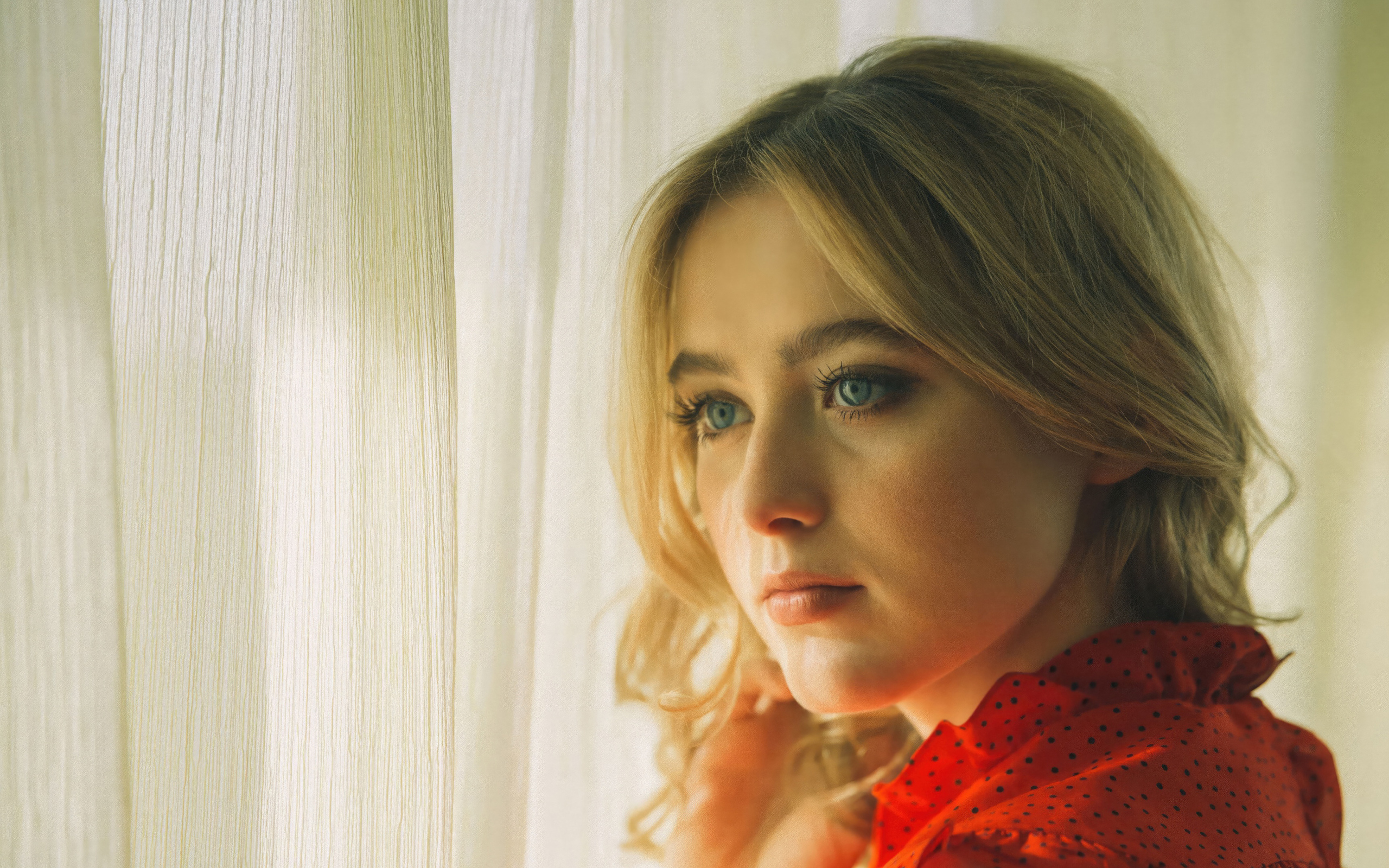 Молодая голубоглазая актриса Кэтрин Ньютон  у окна