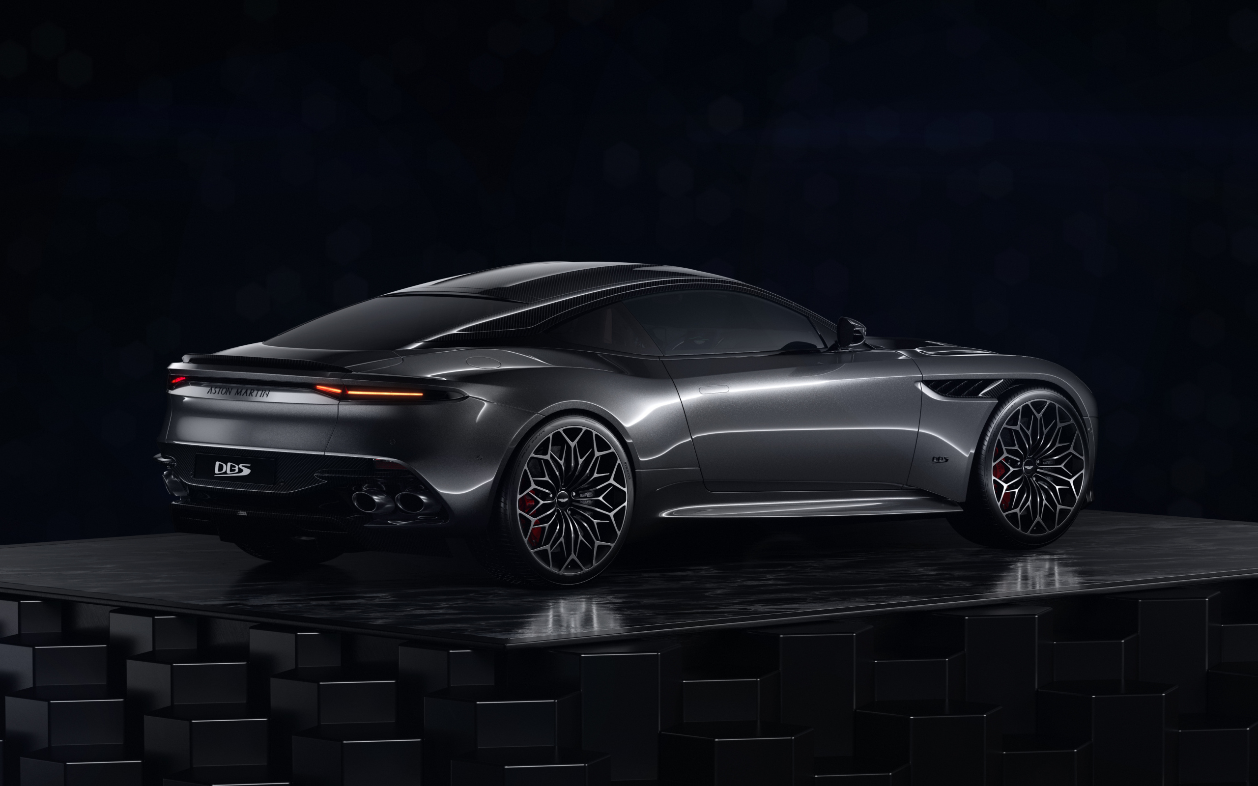 Вид сзади на автомобиль Aston Martin DBS Superleggera