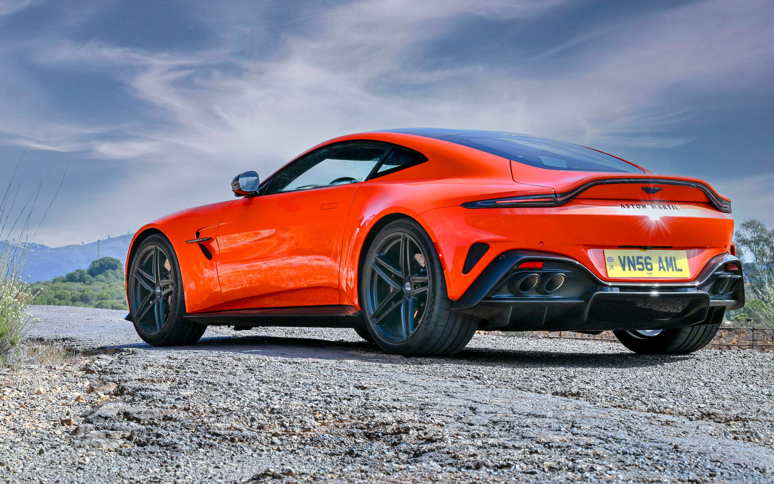 Вид сзади на красный автомобиль Aston Martin Vantage 2025 года