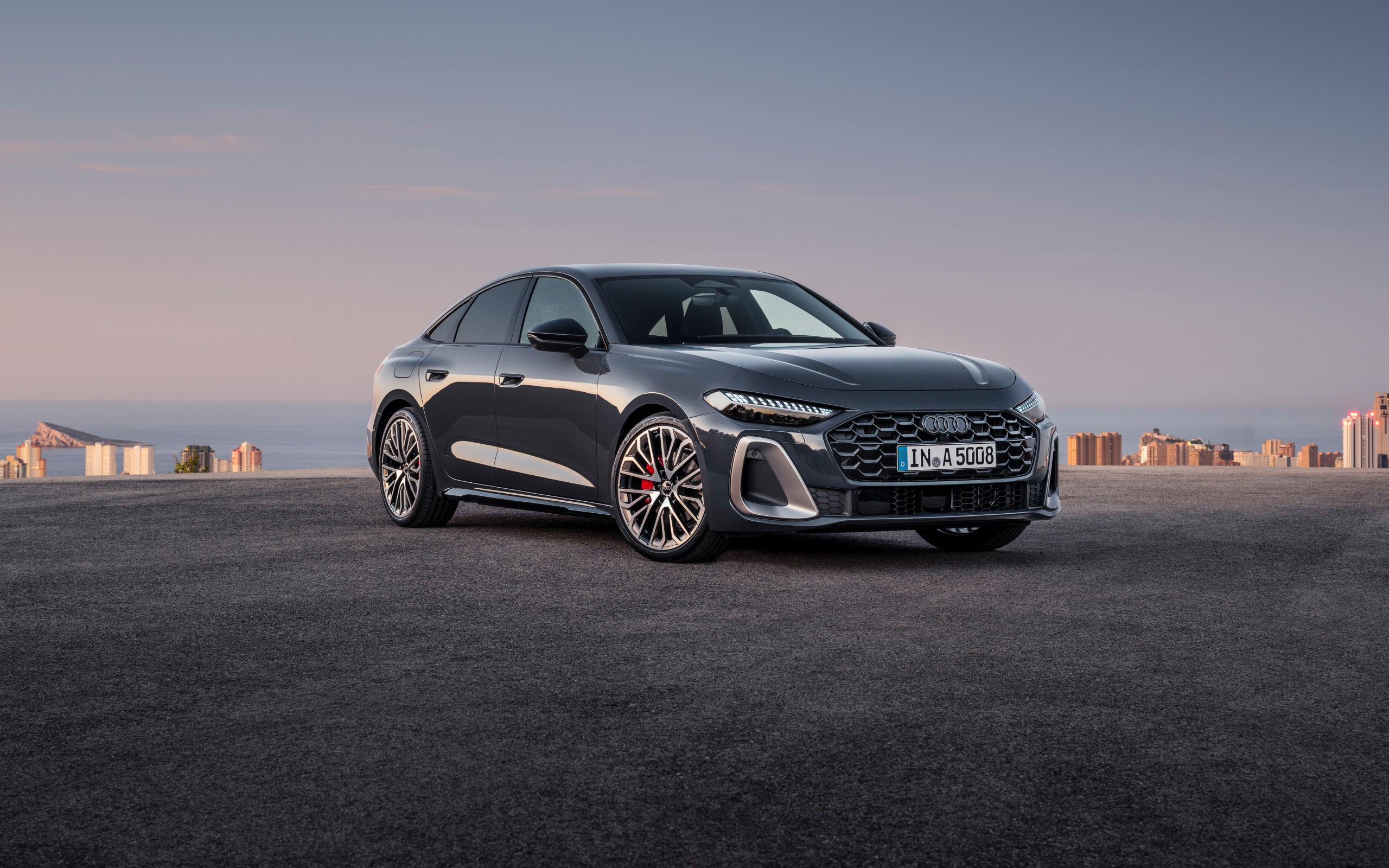 Автомобиль Audi A5 TFSI quattro S line 2024 года на фоне океана