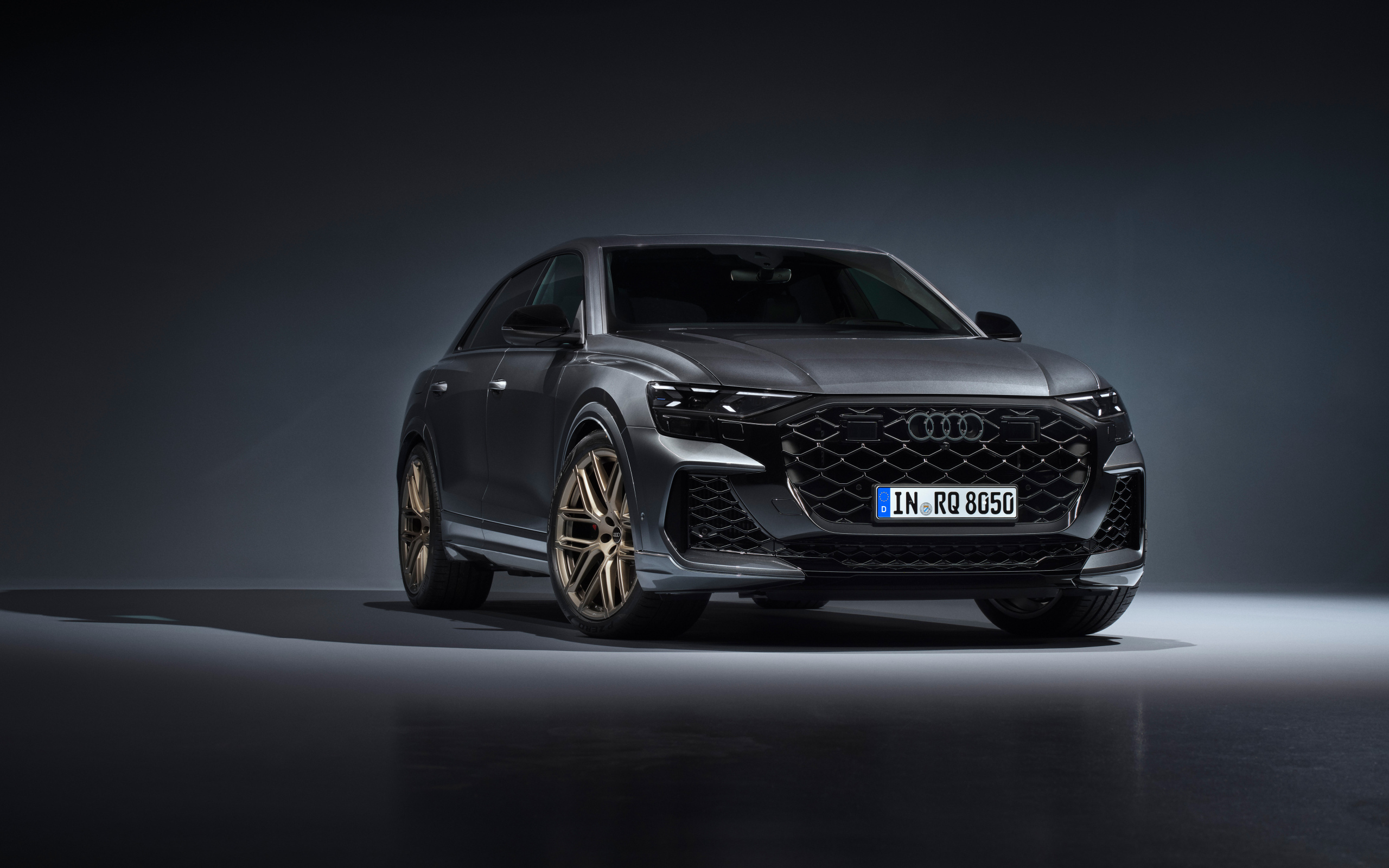 Автомобиль Audi RS Q8 2024 года на сером фоне